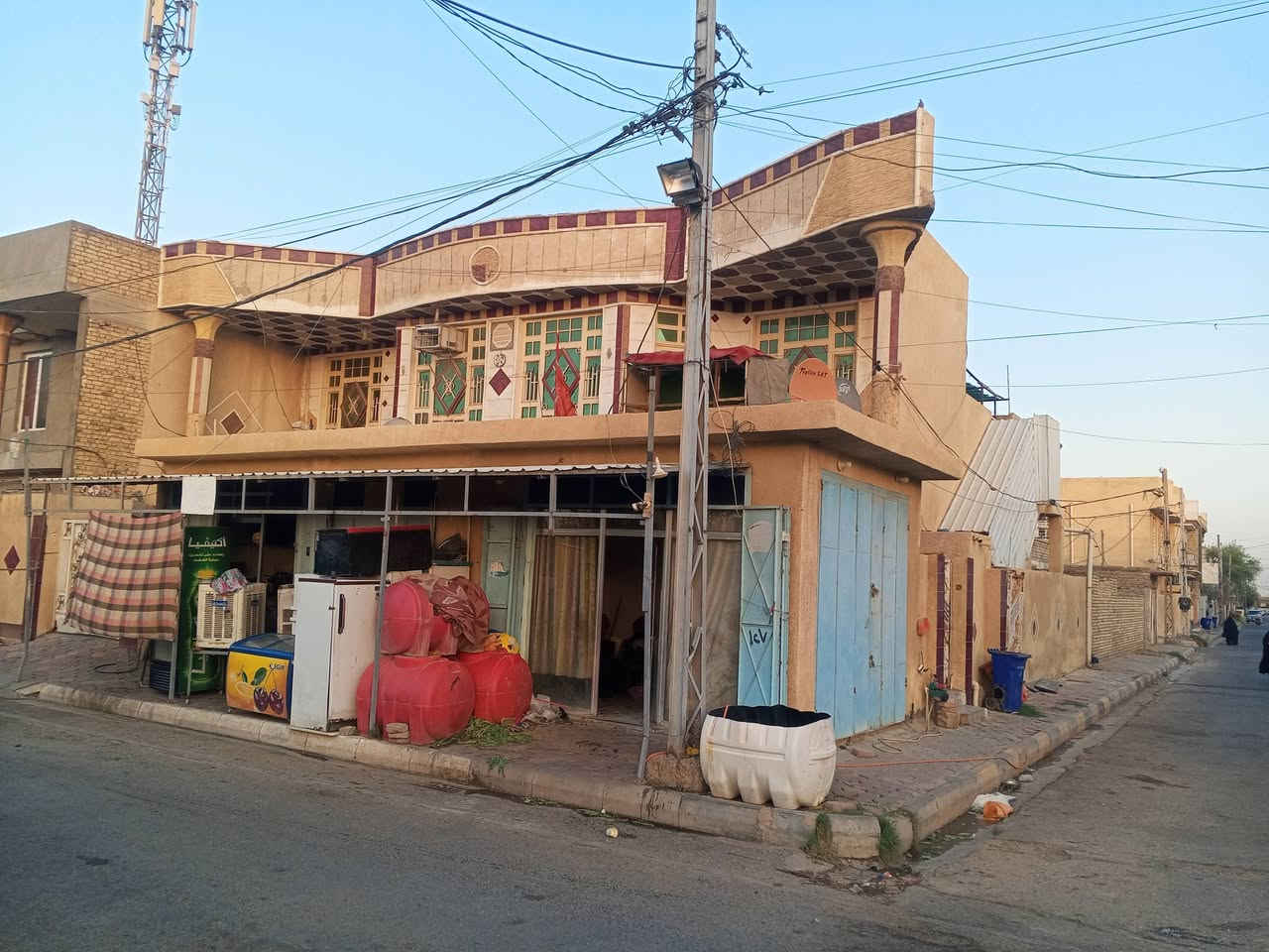 للبيع بيت في الزهراء مساحة  320م
وجه 16× 20م 
ركن على ساحة خضراء وشارعين 12م
مقابل تمثال المعلم 
البيت طابقين بناء نظيف 
الطابق الارضي : يتكون من مشتملين 
كل مشتمل يحتوي على غرفة نوم وهول ومطبخ واستقبال وصحيات مع صحيات خارجية مع كراج للسيارة

الطابق الثاني : يتكون من 4 غرف نوم 2 كاملات و2 ما مبنيات وهول ومطبخ واستقبال وصحيات 

يحتوي البيت على ثلاث محلات 

📍📍  للاستفسار عن السعر الاتصال على ارقام  او التواصل عالخاص

***********
‏‪***********‬‏

