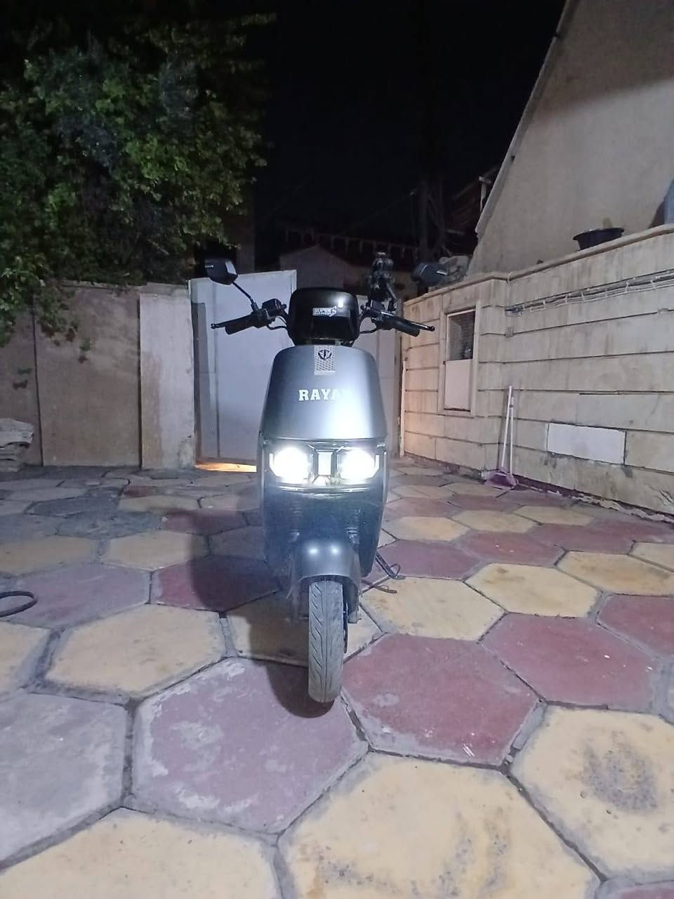 يا الله 
سلام عليكم 
دراجه شحن الريان من شركه زلال الفرات 
ابراهيم كرماشه +وصل الشراء من الشركه موجود 
دراجه استعمال شهرين فقط 
ماشيه ١٢٠٠ كيلوا 
زيواوضع شركه 
ستاند تلفون 
كلشي شغال بيها 
دبل بصمه تشغيل عن بعد 
لايتات زنون شركه 
بطاريات كرافين مسطره ٦ باتريات  على وضع الشركه 
الشاحنه الاصليه مالتها +انذار سرقات 
ممشاها  من مفوله شحن ٦٠ كيلوا 
السرعه مع وزني الشخصي ٦٧ كيلوا متر ب الساعه 
مكان الدراجه الغزاليه قرب جامع ام القرى
سعر البيع ب ٨٠٠ الف دينار  
رقم التواصل ***********
موجود واست اب
