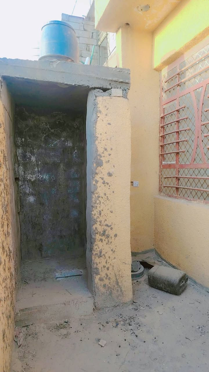 السلام عليكم
بيت للبيع مساحة 100 متر يحتوي على استقبال + صالة +مطبخ + غرفة نوم +بيتونة يحتوي على سطحين + نقص البيت كاشي أرضية فقط // البيت بسمي / مكان البيت المحمودية حي المراتب / السعر 48 مليون وبي مجال قليل الشراي يتصل *********** /// *********** بيهن واتساب
