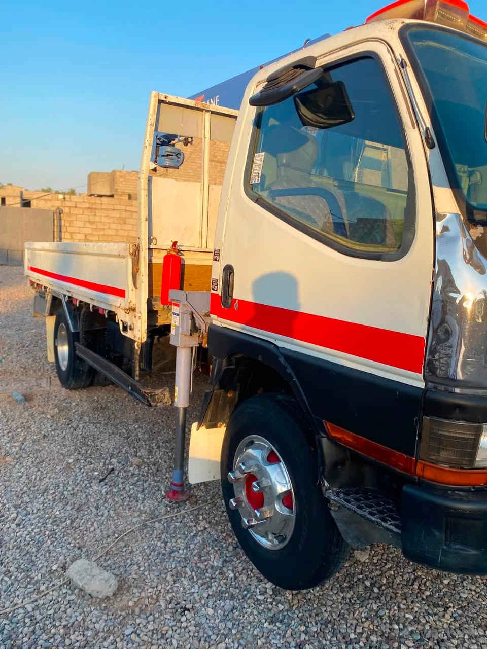 سلام عليكم كنتر بزون فحل موديل 2000لبيع مسجل بالسنويه كرين جهاز 2900مخالف جديد مكفوله من كل نوحي السيارة بيهة ملاحظة صغيرة (((تبخير قليل )) تخم تاير جديد باتريات جدد رقم الهاتف  *********** تحويل ثاني يوم مكاني ديالى بعقوبة السعر ((( 165)))بي مجال
