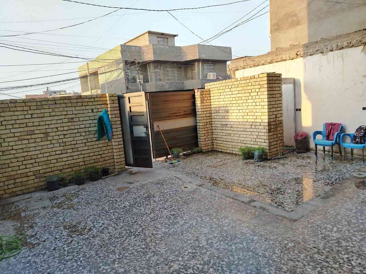 السلام عليكم
بيت للبيع عنواني حي 18
مساحته 150متر واقع حال 170متر
يحتوي على طابقين  الاول يحتوي على غرفة النوم واحده وصاله وستقبال ومطبخ وطرمه وصحيات خارجيه وصحيات داخليه وطابق الثاني غرفتين نوم ومنزع وصحيات وصاله وبلكونات وسطح ودرج خارج يصعد للطابق ثالث بس سطح

 الاستفسار على الارقام 
***********
***********
