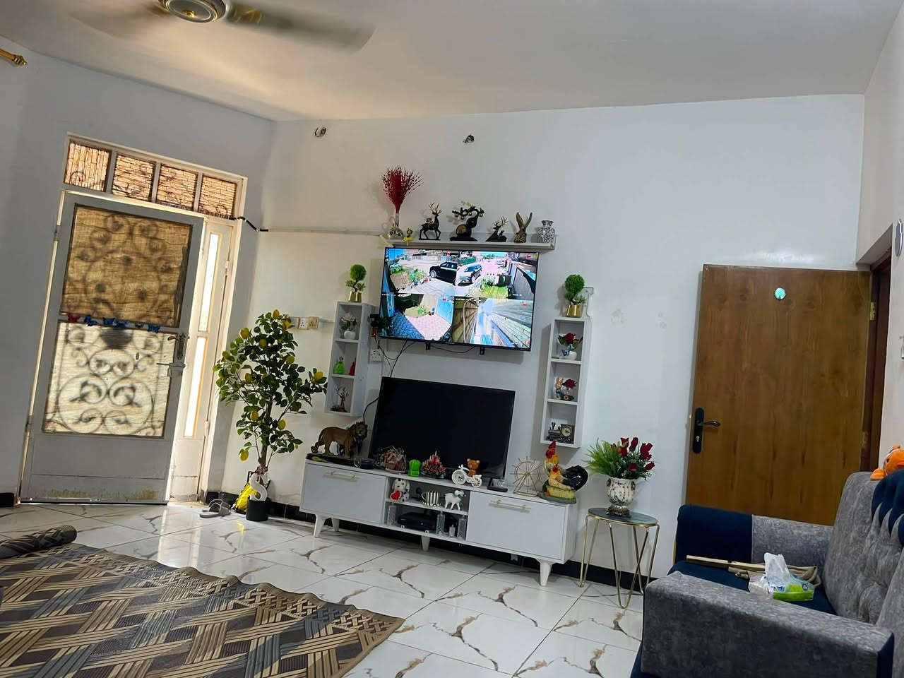 السلام عليكم اخوان  عندي بيت للإيجار الموقع حي العسكري شارع الكرينات مساحه 250؟يحتوي ع صاله وهول  وغرفتين نوم ومطبخ  بيت جديد وكلش نضيف  الاستفسار على هذا الرقم ***********
