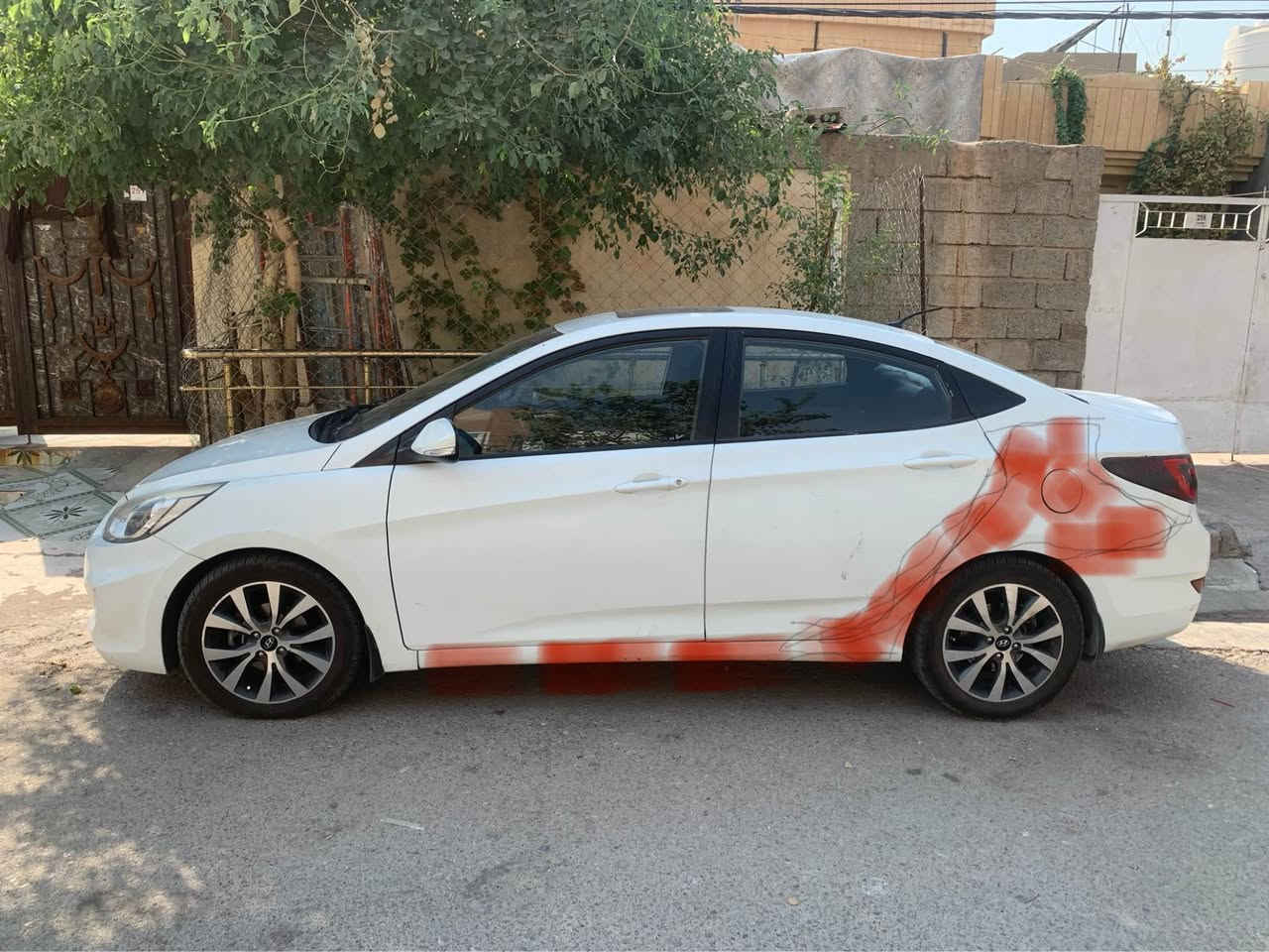 هیوندای ئه‌كسێنت مۆدێل ٢٠١٥ فول مواسه‌فات مه‌كینه‌ گه‌وره‌ مه‌كینه‌ ١٦ مه‌رغوب ده‌ پارچه‌ ره‌شه‌ ده‌رگای پشته‌وه‌ لای سه‌یاق شانه‌كه‌ی كه‌مێك ناوی گرتوه‌ له‌گه‌ڵ چاملغی پشته‌وه‌ ئه‌و شوێنه‌ی به‌ هێڵی سور دیاریم كردوه‌ سبوغه‌ سلایته‌ جام كاره‌با گێڕ تۆماتیك شاشه‌ گه‌وره‌ بیلادی و كامێرا و كوشن جلد زۆر كه‌م ڕۆیشتیه‌ له‌گه‌ل مۆدێله‌كه‌ی ١٤٠ هه‌زار كم رۆیشتوه‌ مه‌كینه‌ و گێڕ به‌ شه‌رت به‌ناو كردن به‌ شه‌رت ٢٠٠ هه‌زار غه‌رامه‌ی له‌سه‌ره‌ بۆت ده‌گه‌ڕێنمه‌وه‌ سه‌یاره‌كی توند و تۆڵ و بێ مه‌سره‌فه‌ له‌ هه‌ولێرم هه‌موو زانیاریه‌كانم نوسیوه‌ تكایه‌ موشته‌ری نیت ته‌له‌فۆن مه‌كه‌ نرخیش ٧٩ كه‌مێك مه‌جال 

( ***********) ژ.م أربيل, العراق

نص مكتوب في الصور:
- Edit