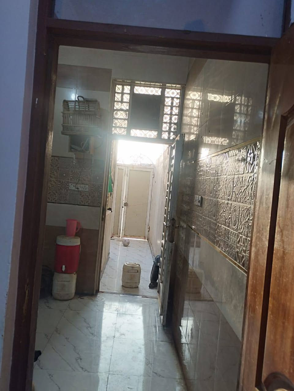 السلام عليكم يوجد بيت للبيع زراعي المكان ع الحولي مال الاسماعيليه الثانيه داخل الفرع عرض الشارع 12 متر شارع مجاري جديدة وجاي تبليطه مساحة البيت 100 متر طابقين عكاده طابق الاول طابوك وثاني فرمستون طابق الاول يتكون من غرفه وصاله ومطبخ وصحيات داخليه وخارجيه وديوانيه طابق ثاني يتكون من غرفه وصاله وصحيات السعر 57 وبيه مجال الاستفسار *********** امجد للعقار مستعدون لكافة العروض
