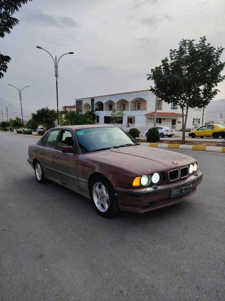 بي ام ٥٢٥ • توماتيك • ماروني