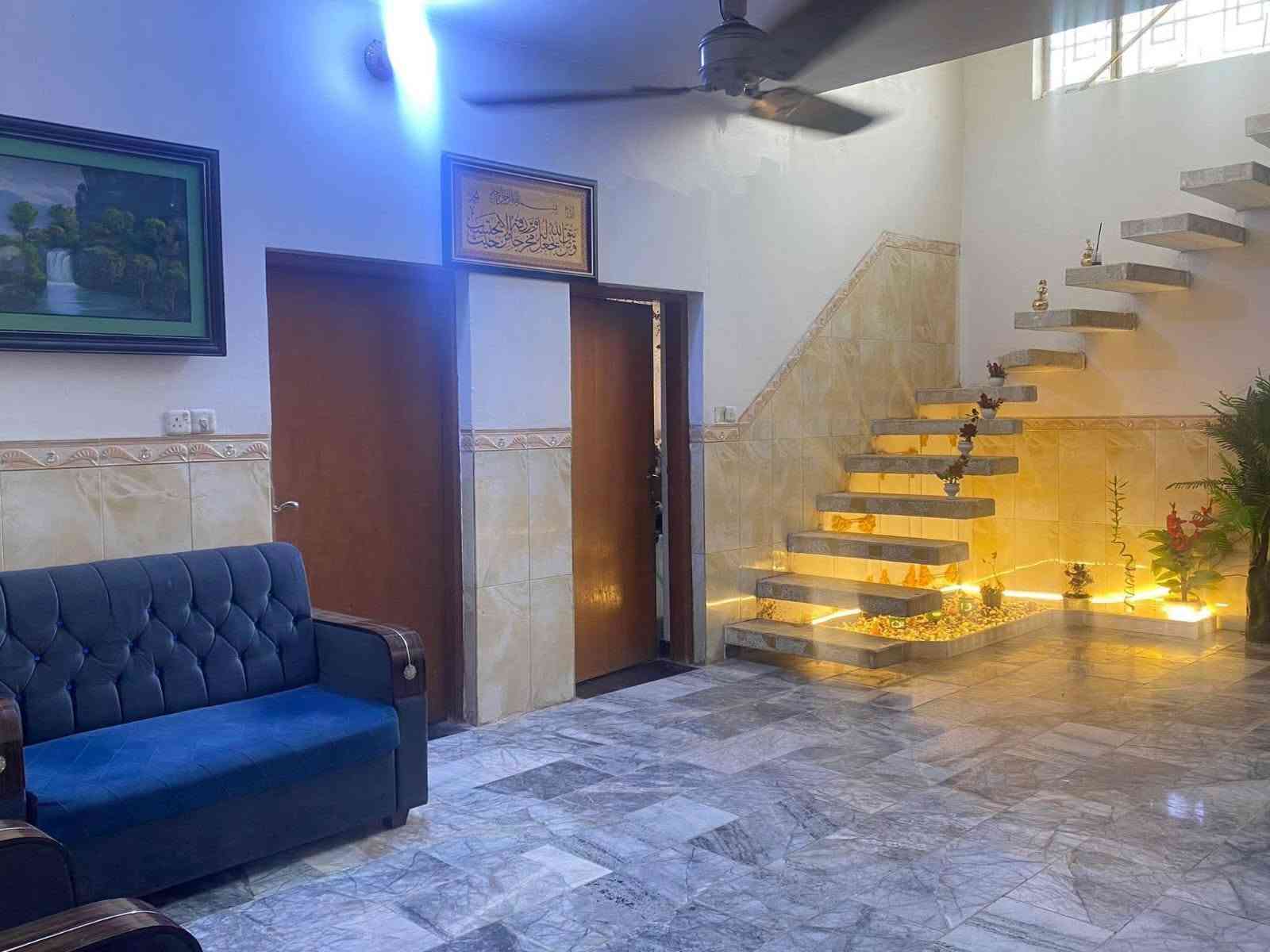 السلام عليكم  
بيت للبيع المساحه 300 واجهيه البيت 14 ونزال٢٣ونص يحتوي على غرف عدد2 كبار  وصاله ومطبخ حار ومطبخ بارد وترك داير البيت وحمام عدد٣ وكراج وحديقه ومحل ومخزن 
 قريب ع شارع 5 كيلو  كافه الخدمات موجوده للاستفسار اتصال (***********) 
واتساب (***********)
