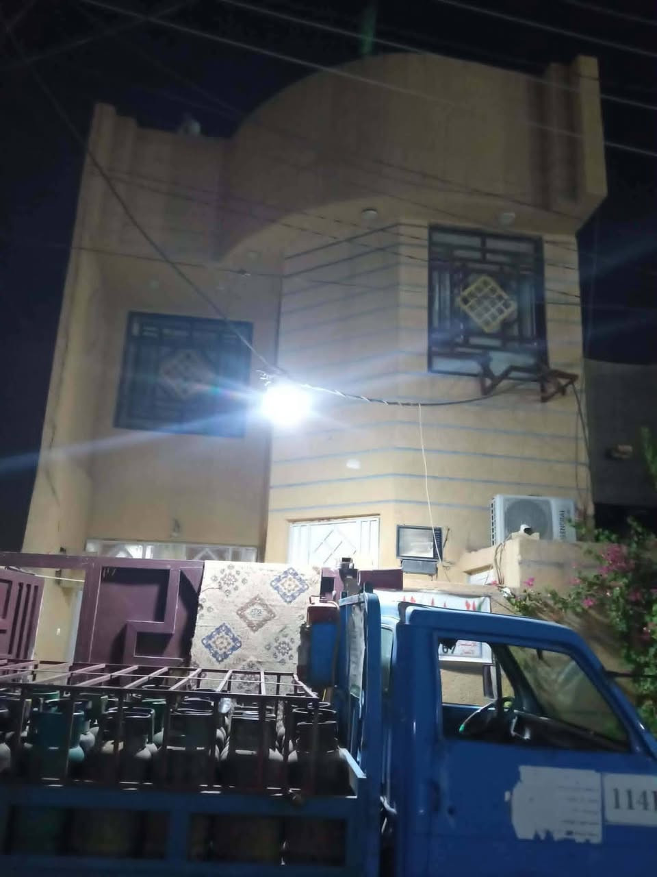 لبيع بيت ملك صرف مساحة  125 طابقين 4 غرف مكان أمن الداخلي مطلوب 60 مبادره مكان  تجاري شارع الضغط مكتب الجمعية العقار اتصل على *********** قل من طرف المندوبه ياعلي مدد  هاي امانه الله عندك ***********
