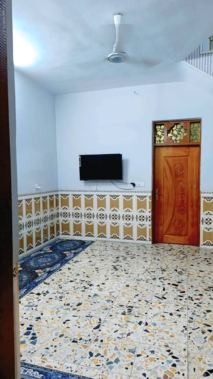 بيت للبيع بغداد سبع قصور شارع اكريش بدايت الشارع ست ابيوت عن الشارع العام البيت مساحه ٢٠٠متر بيت كامل بناء حديث يحتوي عله غرف ٤معه الصحيات ونتو بكرامه و الاستقبال والمطبخ الحار و البارد البيت جديد لاستفسار الاتصال أو المراسله عله هاذه الرقم ***********
