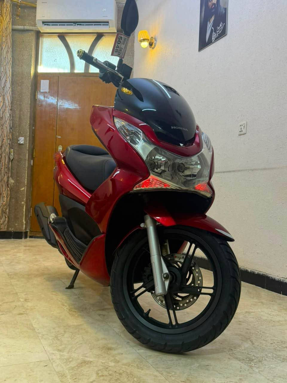 السلام عليكم دراجه pcx جيل الاول ياباني  مكينه 150  دراجه مكفوله كفاله عامه مال رمبه حساس ازدحام حساس ستان تتدفئة بل يدات لد أمام لد خلفي مكينه برغي ممفتوح بيه شلعه معدل فول مال جناي دراجه طتتعب تكول جديده على ايدي كتلوكات الرمبه بيه السعر مليون و550الف العنوان بغداد الكرخ الأتصال على الرقم *********** بغداد, العراق
