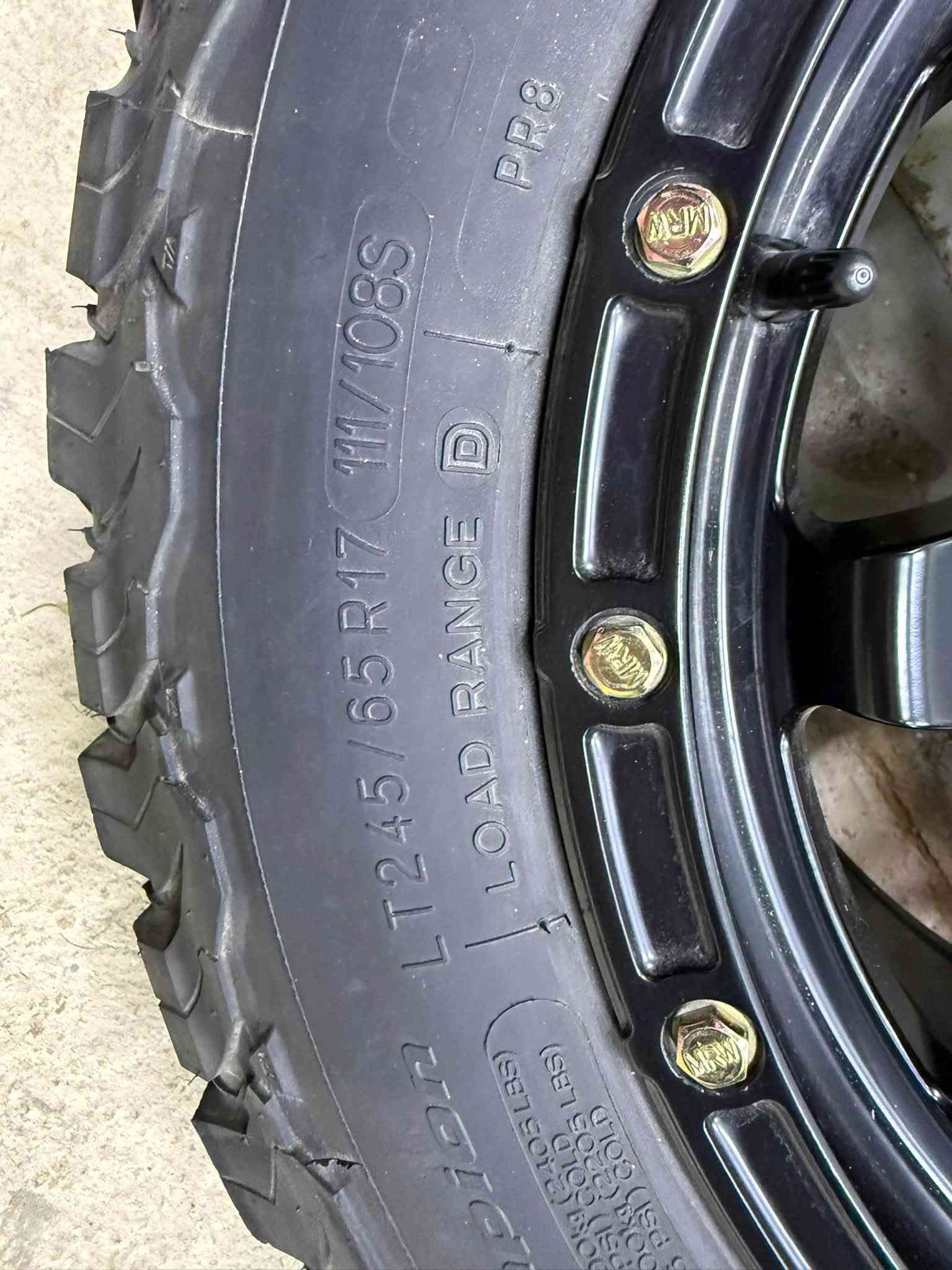 السلام عليكم
للبيع تخم اطارات 

القياس 245/65R17 

قياس ابعاد ستدات الويل 114.3x5 

يرهم على الاندكروز من موديل 2007 الى 21

ويرهم على الرافور ويرهم على هواي سيارات 

الويل ميثود اصلي 

الاطارات bf goodrich امريكي اصلي مو صيني 

الويلات والاطارات بحالة جيدة جداً استخدام اقل 5 الاف كيلو 

مكانهن بغداد 

السعر 750$ 

للاستفسار ***********

