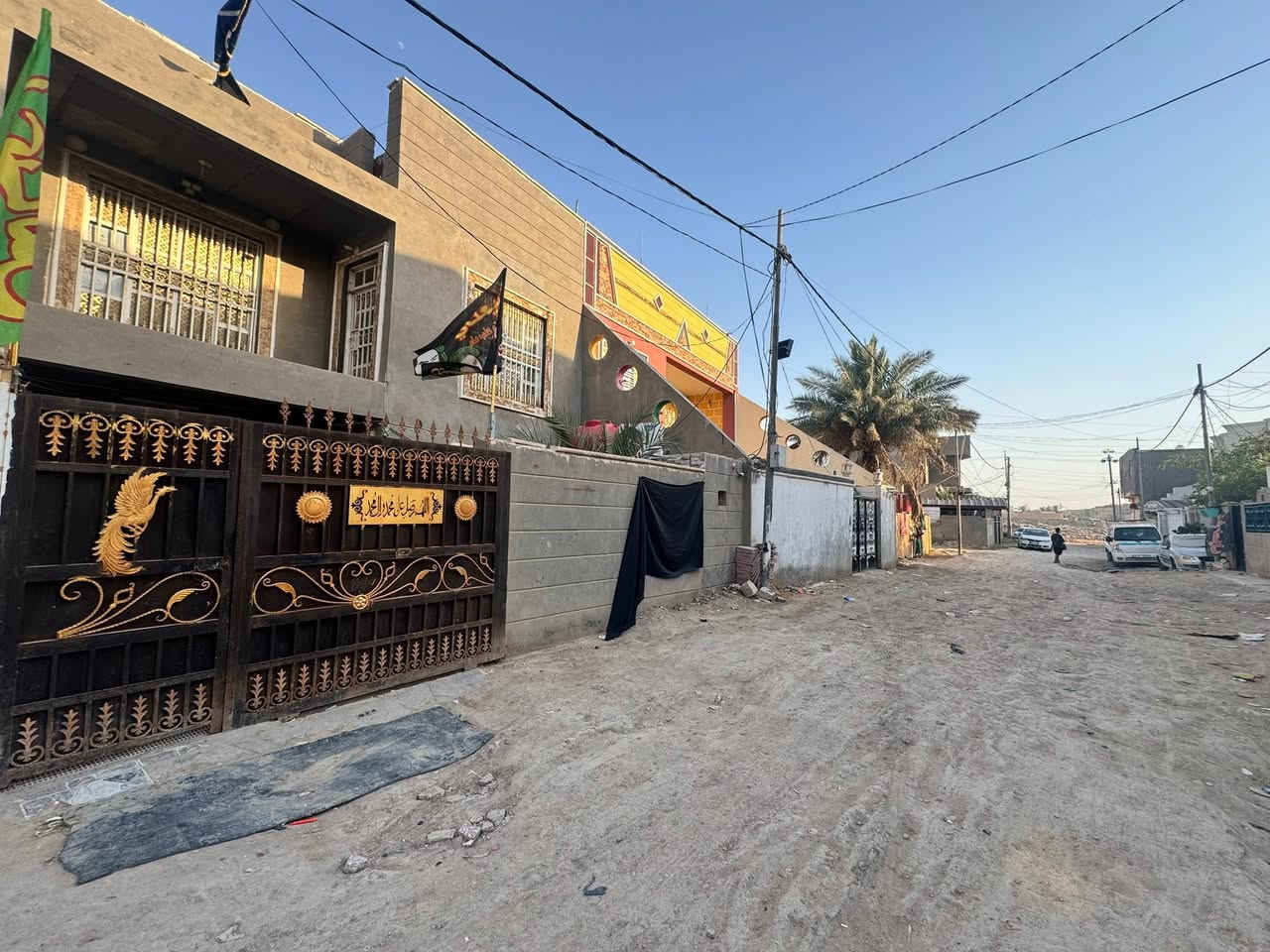 #اعلان_رقم_402
بيت للبيع في حي الزهراء 

نوع الملكية: طابو صرف (ملك صرف)
المساحة: 200 متر
📍 الموقع والمميزات العامة:
 العنوان: الديوانية، حي الزهراء. قرب السيطرة القديمة
منطقة واصلة لمرحلة التبليط
والبيت قريب من ثلاث شوارع تجارية

📐 يتكون من (طابقين عكادة ) البيت بحالة جيدة
🔹الطابق الاول يتكون من 
 استقبال
 صالة جلوس عائلية.
 مطبخ .
 غرف نوم عدد (2).
 مجمع صحي متكامل.داخلي وخارجب
 طارمة .
🔹الطابق الثاني يتكون من

غرفتين 
صالة
حمام

📞 للاستفسار أو تنسيق موعد للمعاينة:
يرجى مراسلتنا عبر الرسائل الخاصة 
أو الاتصال على الرقم: ⁠[***********]
