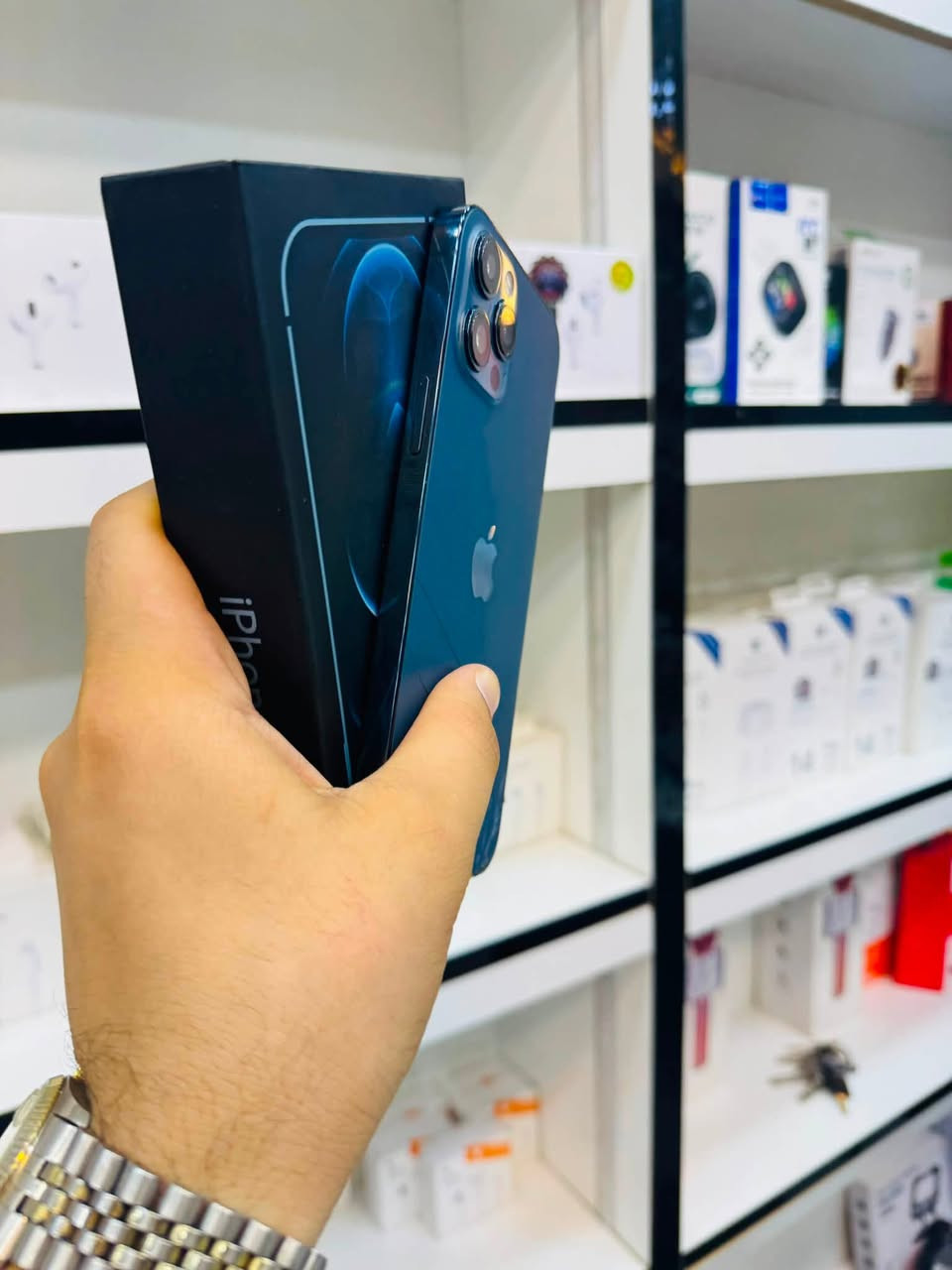 السلام عليكم 🫡
للبيع iPhone 12 pro max
ذاكرا 128 
بطاريه 76% بلاد ابد متصرف 
نموذج M شرق اوسط ماستر 
نضافه 95% لون ازرك 
الجهاز وتر بروف بلا ابد ممفتوح وضع شركه وكله شغال اي عطل مابيه صوت اتصال انترنيت فيس ايدي كله شغال فقط الظهر بيه فطر مثل مموضح ب الصور السعر قفل ٣٦٠ الف مكاني بغداد مدينه الصدر رقمي ***********
