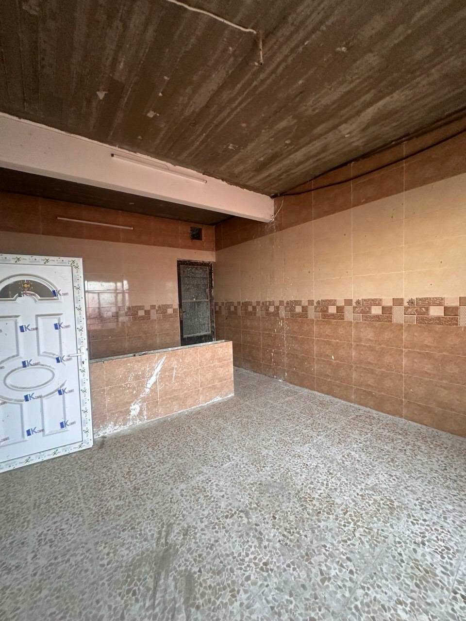 دار طابق ارضي للايجار 🛑 🛑 🛑 🛑
في حي الشيماء 
مساحة 200 متر 
بناء حديث 🫸 🫸 🫸 🫸 
زيرو 
يتكون من غرفتين نوم وهول واستقبال وصحيات ومطبخ وكراج 
السعر 325
موقع قرب جامع محمد رسول الله 
الطابق الثاني شقة هيكل 
للاتصال والاستفسار 
***********
***********
