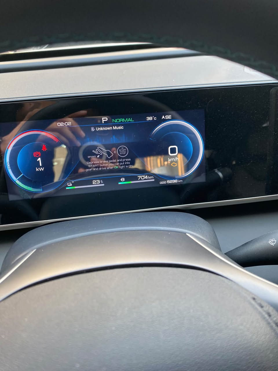 BYD Qin L DM-i 2024 — الفئة العادية

المحرك
 • بنزين: 1.5 لتر 4 سلندر
 • قوة محرك البنزين: 101 حصان
 • عزم البنزين: 126 نيوتن.م
 • كهرباء: محرك واحد أمامي
 • قوة المحرك الكهربائي: 163 حصان / 120 kW
 • عزم الكهربائي: 210 نيوتن.م
 • النظام: Plug-in Hybrid DM-i
 • القير: E-CVT
 • الدفع: أمامي FWD ￼

البطارية والمدى
 • البطارية: 10.08 kWh Blade LFP
 • المدى الكهربائي CLTC: 80 كم
 • المدى الكهربائي WLTC: 60 كم
 • الشحن: AC فقط
 • وقت الشحن: حوالي 3.4 ساعات
 • لا تدعم الشحن السريع DC في هذه الفئة. ￼

الأداء
 • 0–100 كم/س: 7.9 ثانية
 • السرعة القصوى: 180 كم/س
 • استهلاك WLTC المعلن: حوالي 1.36 لتر/100

الأبعاد
 • الطول: 4830 مم
 • العرض: 1900 مم
 • الارتفاع: 1495 مم
 • قاعدة العجلات: 2790 مم
 • خزان الوقود: 65 لتر
 • المقاعد: 5 جلد
 • معامل السحب: 0.26 ￼

البطارية
 • النوع: LFP Blade
 • الشركة: FinDreams / BYD
 • تبريد البطارية: مباشر
 • سعة: 10.08 kWh

 
🛑
بغداد/البياع
☎️ ***********
