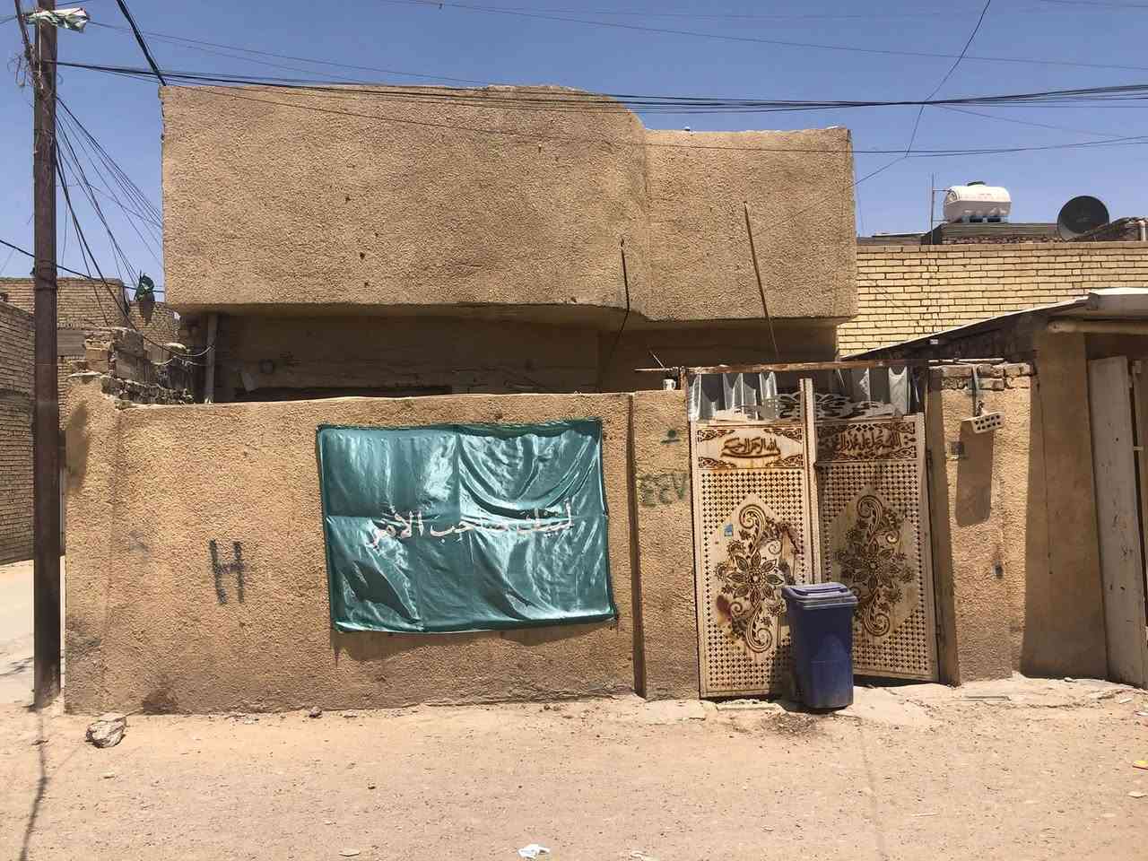 سلام عليكم دار مساحه مية متر مربع بناء طابوك السكف صب الدار يتكون من ستقبال وهول زاد خرفه اخيره طابق الثاني يحتوي على غرفه الدار ركن قريب على ابو اكرم الكصاب اتصال بصاحب الدار ***********
