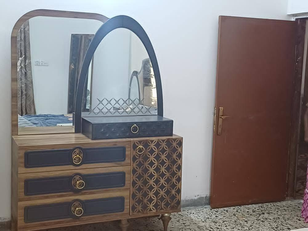 غرفه اخشاب تركي  اخشاب نوع ثقيل وبيها اضرار السعر ٧٠٠وبيها مجال بسيط اتصل ع هاذا رقم وبي وتساب غير متواجد ع فيس ***********
