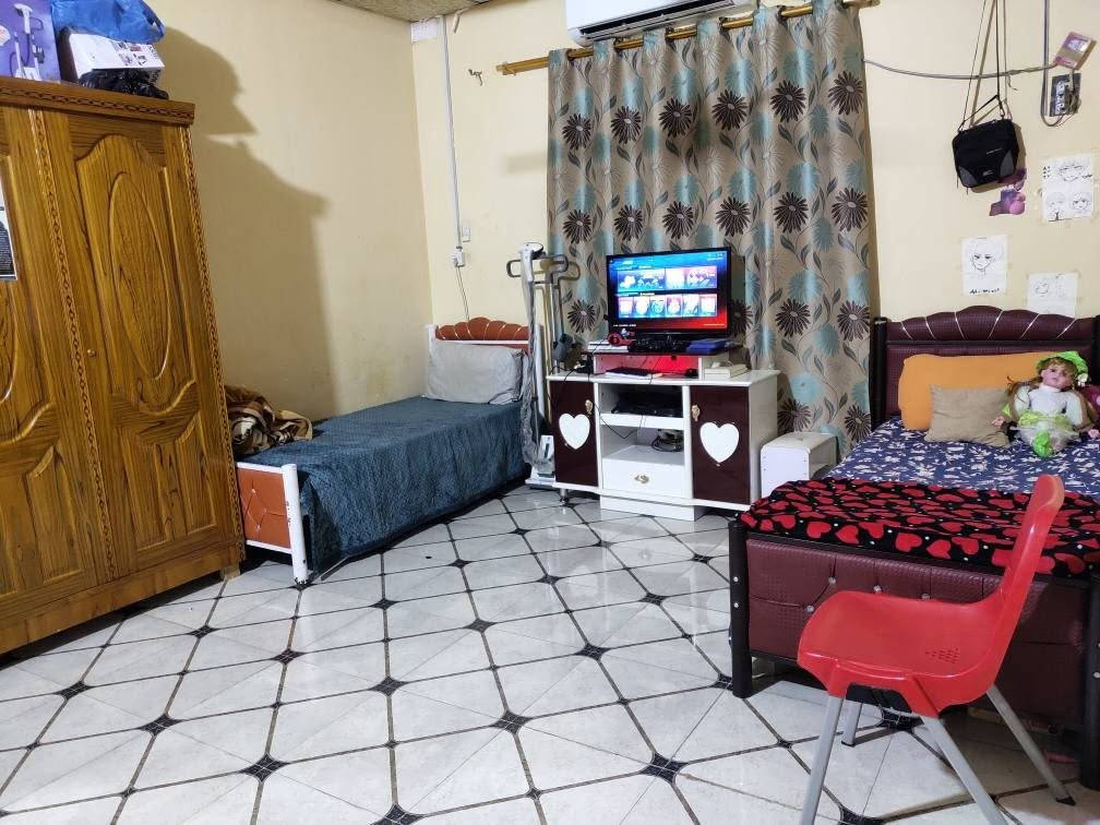 بيت تجاوز للبيع العنوان الزبير محلة الشمال حي الاثار المساحه 250م يبعد عن الشارع العام 50م شارع البيت عرضه 10م
خدمات البيت جاهزه ماء كهرباء شغل النرجس يحتوي البيت على غرفتين مطبخ هول ديوانيه خارجيه قيد التجهيز ترك بصف بالبيت ينبني به مشتمل كامل البيت بيه حديقه وحمامات داخليه وخارجيه الارض سيراميك والسقف  صبابه وزفت البيت كلش مرتب وجاهز للسكن
السعر 19 وقابل للتفاوض للاستفسار الاتصال على الرقم او واتساب *********** الزبير, البصرة

