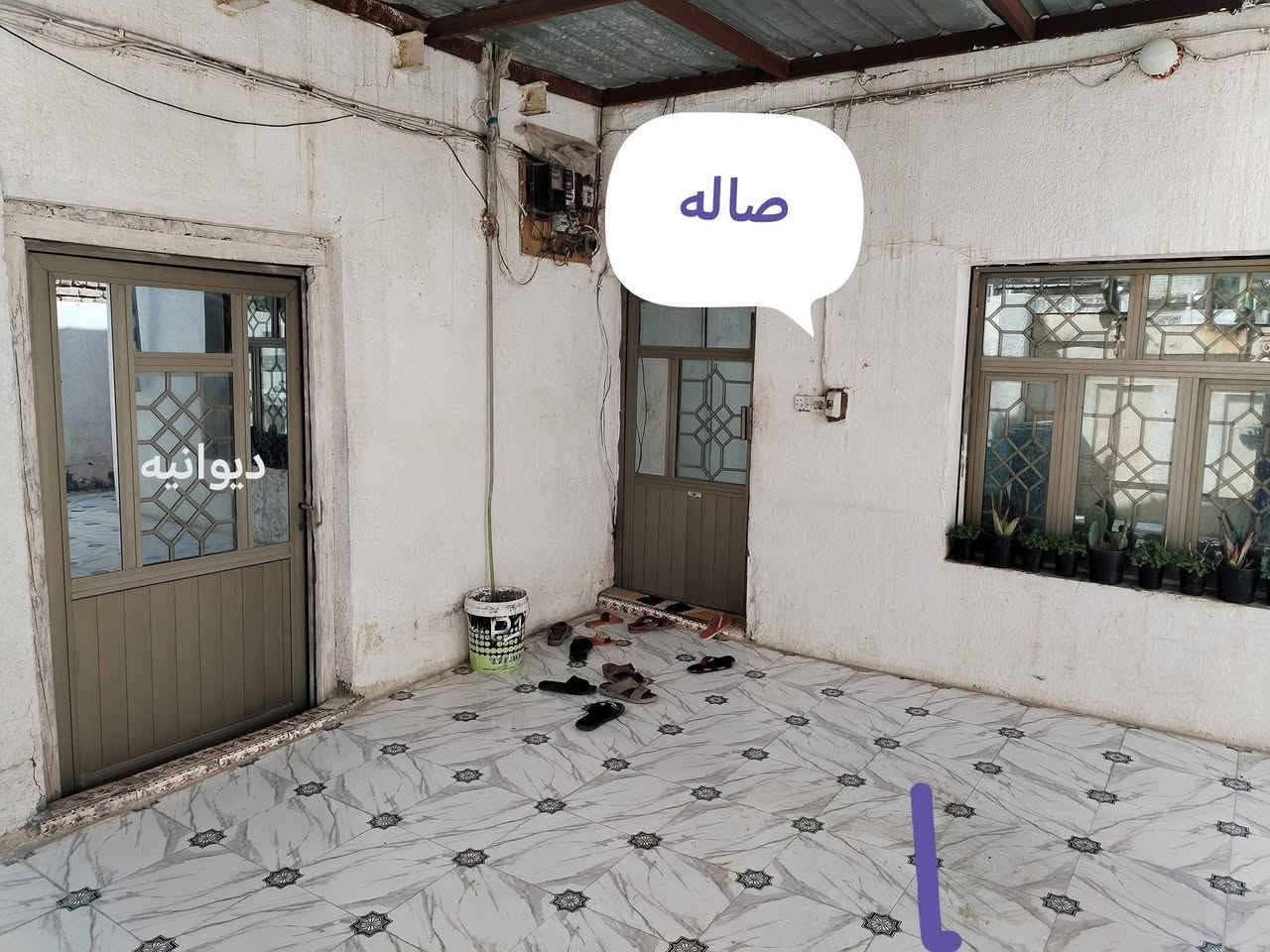 بيت للبيع  مساحه 200 متر المكان حي الامن الداخلي  قرب دائرت الكهرباءعلى السريع  البيت يتكون من  ديوانه وصاله استقبال وصاله ثانيه وغرفتين نوم ومطبخ وحمام داخلي صحيات خارجي ***********  الاستفسار رقم صاحب الدار بيت طابو

نص مكتوب في الصور:
- صاله استقبال
- غرفه نوم ثانيه
- غرفه نوم
- مطبخ
- صاله ثانيه
- حمام داخليه
- ديوانيه صاله
- ممر البيت
- صحيات