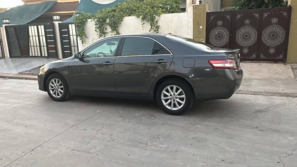 السلام عليكم كامري 2011 SE بدون صبغ فقط جلغ البونيد وسقف قليل مع بطاقة بانزين السعر 104 وبي مجال بسيط  ***********
