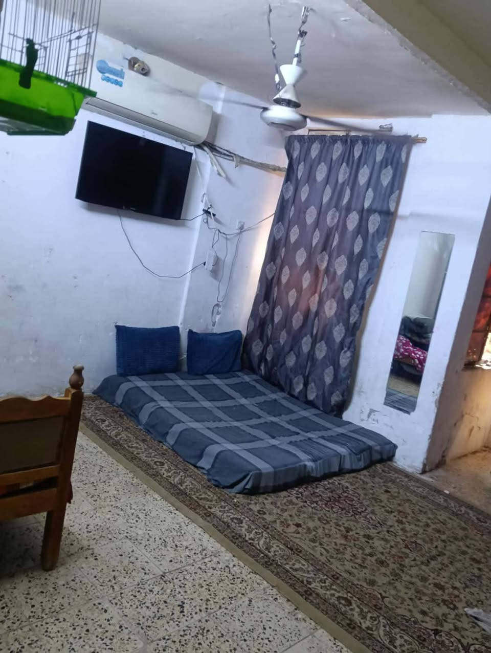 البيت 100 متر طابو صرف واجهة 5 ونزال20 خلف جامع الشروفي 3 طوابق الأرضي ستقبال 7*4 وحولي 5 *4 وغرفة 3*4 وترك وصحيات ومطبخ 
الطابق الثاني غرفتين نوم+غرفة سندويج 6* 4 وخدمات ومطبخ 
طابق الثالث غرفتين نوم نضام سويت هم سندويج السعر 165 مليون وبي مجال يرهم مراوس بيت مساحة أكبر
العنوان بغداد الشعب وره جامع الشروفي
***********
