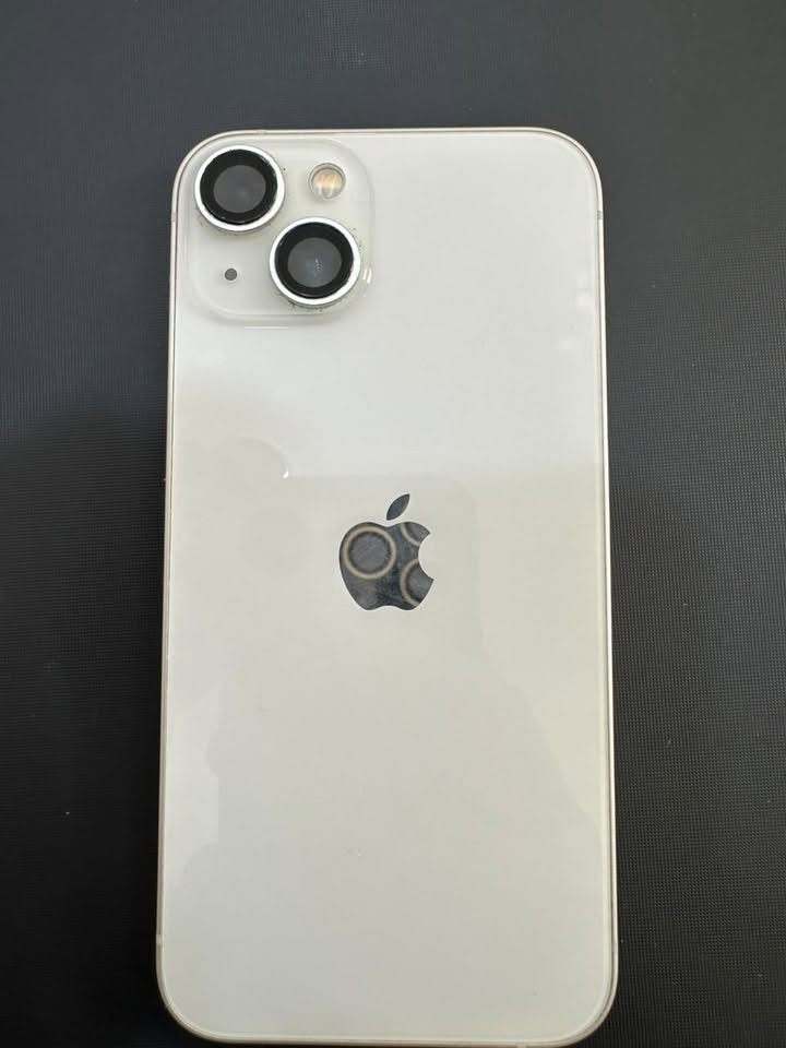 إليك المنشور النهائي والكامل، جاهز للنسخ والنشر مباشرة:
آيفون 13 عادي (iPhone 13) للبيع 📱✨
 * النسخة: شرق أوسط (رسمي) 🌍
 * اللون: أبيض (Starlight) 🤍
 * الذاكرة: 128 جيجابايت 💾
 * نسبة البطارية: 87% (بلادية) 🔋
 * حالة الجهاز: جهاز بلادي ونظيف جداً، يوجد شخط خفيف جداً بالشاشة لا يؤثر على الاستخدام نهائياً (ما يبين إلا بالتركيز القوي).
 * الملحقات: الكارتونة الأصلية متوفرة 📦
📍 المكان: كربلاء
💰 السعر: 450 ألف (وبيه مجال للطيبين)
📞 للتواصل: الخاص أو الاتصال على الرقم: ***********
