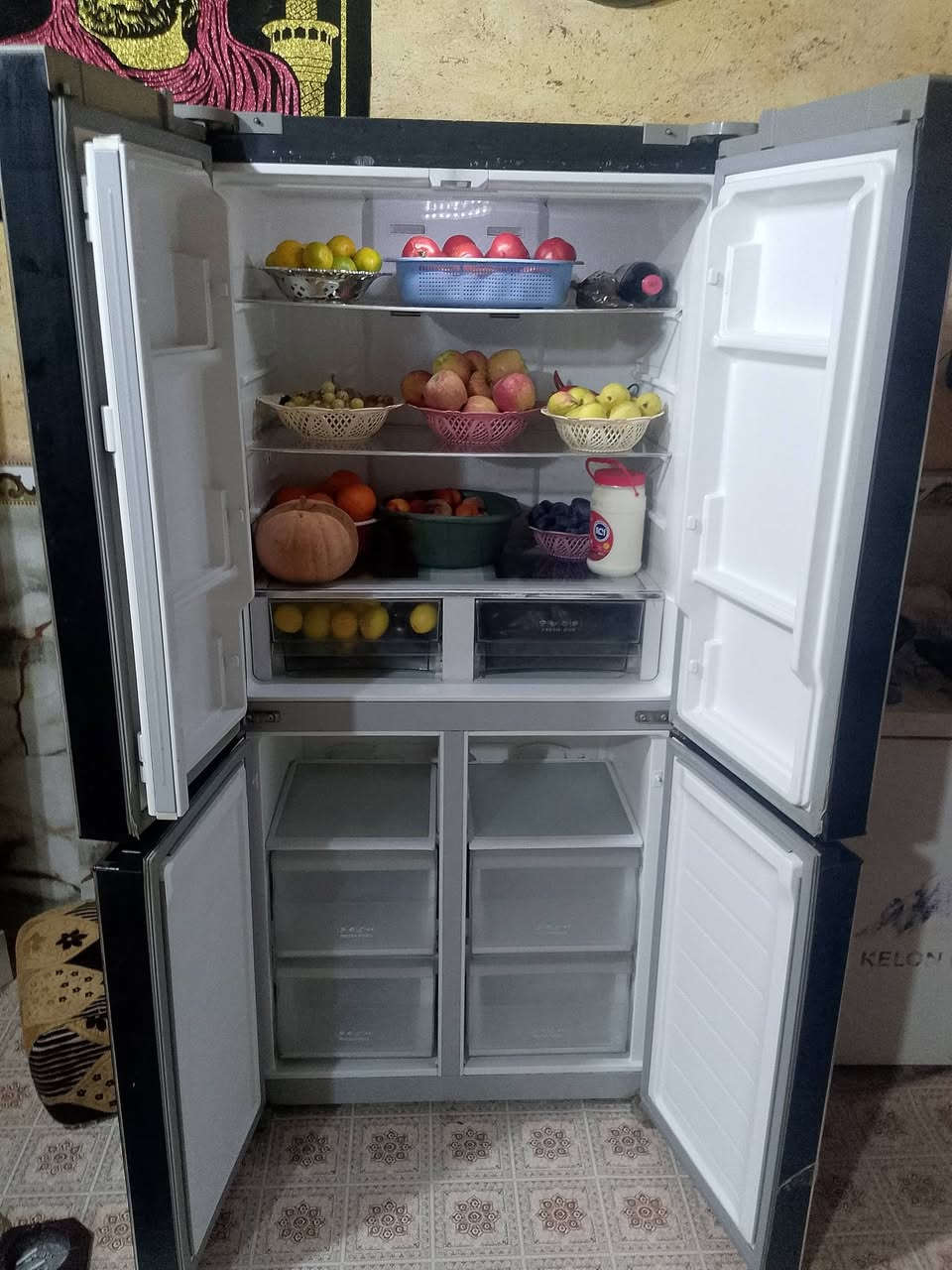 ثلاجه فوق مجمده تحت شرط الشغل السعر ب350 عنواني المعقل هاتف *********** متوفر واتساب  ملاحظه الجديده بمليون وربع
