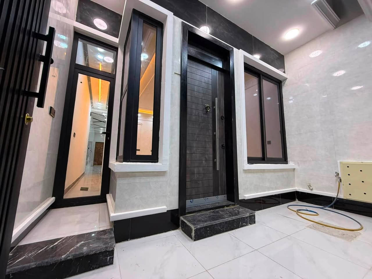الدار للبيع 🏠مكتب تبارك للعقار 🏠
المساحة 100 م❤️
( مدخلين )البيت درجة أولى فول الفووول دزاين مودرن 🌸
العنوان الشعب شارع الاسواق المركزية التجار ❤️ موقع جيد 👌
يحتوي الطابق الارضي على كراج صغير  واستقبال ومطبخ حار وبارد ومنور وخدمات ومكان غسالة معزول وغرفة نوم 
ويحتوي الطابق الثاني على غرفتين نوم وخدمات وبيتونة وسطحين
للاستفسار اكثر يرجى الاتصال على الرقم التالي (متواجد هذا الرقم على الواتس اب والفايبر والماسنجر *********** )
او الاتصال على الرقم الاخر 
***********
او زيارة مكتب تبارك للعقار والمقاولات الكائن في شارع الاسواق المركزية قرب مطعم ميامي
