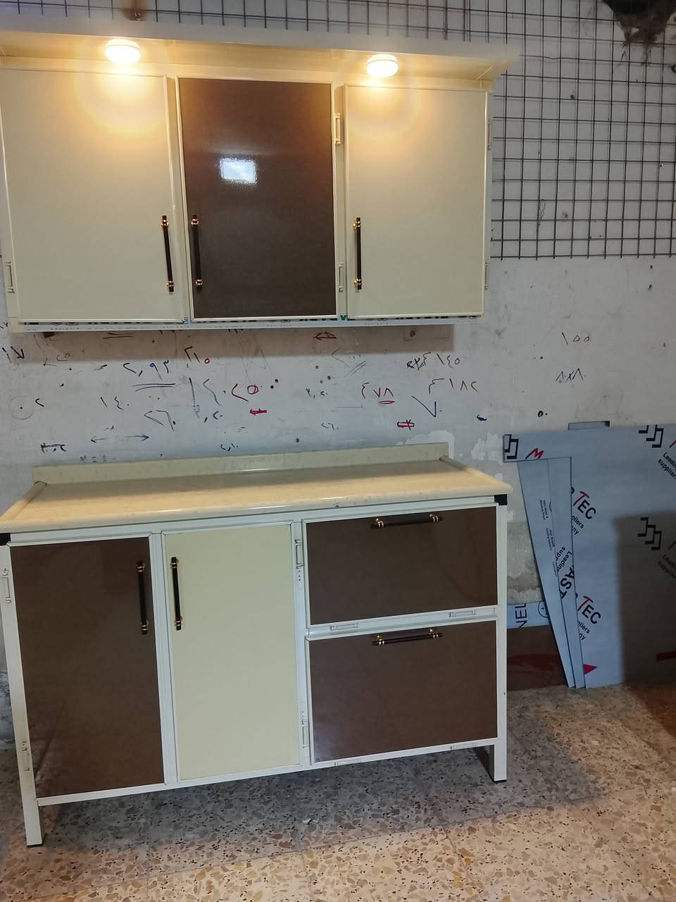 كاونتر تفصال درجه اولى 3قطع كله مرمر السنك متر وربع الكاونتر متر وأربعين والمحلق متره وأربعين نظيف جداً لا يوجد ضرر العنوان بغداد الشعب الرقم ***********
