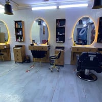 غراض صالون ابيعهن شلعه وحده الميوزه والكراسي وكرسي تنظيف قدم   بسعر من...