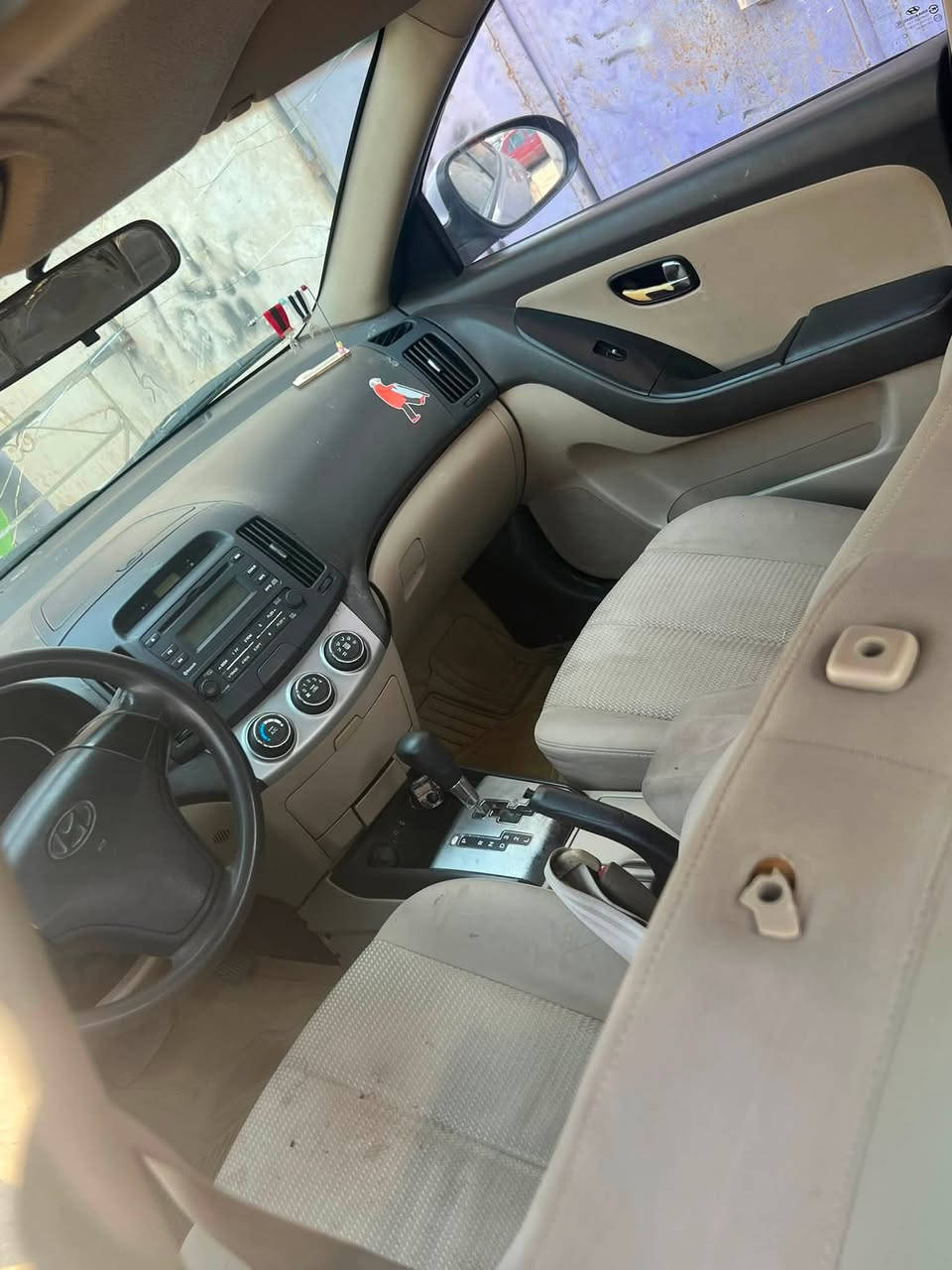 السلام عليكم النترا ٢٠٠١١سياره جديده حداده جديده تبريد تدفه خير من الله بيه فقط باب لي وره السايق بيه صبغ اثر شخوط والجاملغ الكدام الايمن هم بي صبغ والباقي مكفوله سنويه لحد نهايت ٢٧ انتصال عل هاذ ارقم***********
