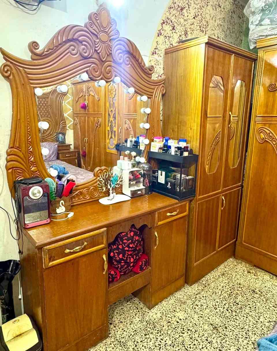 سلام عليكم 
غرفه كنتور ملحق الجربايه التاج ملكي زاويه كنتوريه للبيع سعرها 600 وبي مجال عنوانة غزاليه   نضيفة كلش داخل وخارج *********** /  ***********
