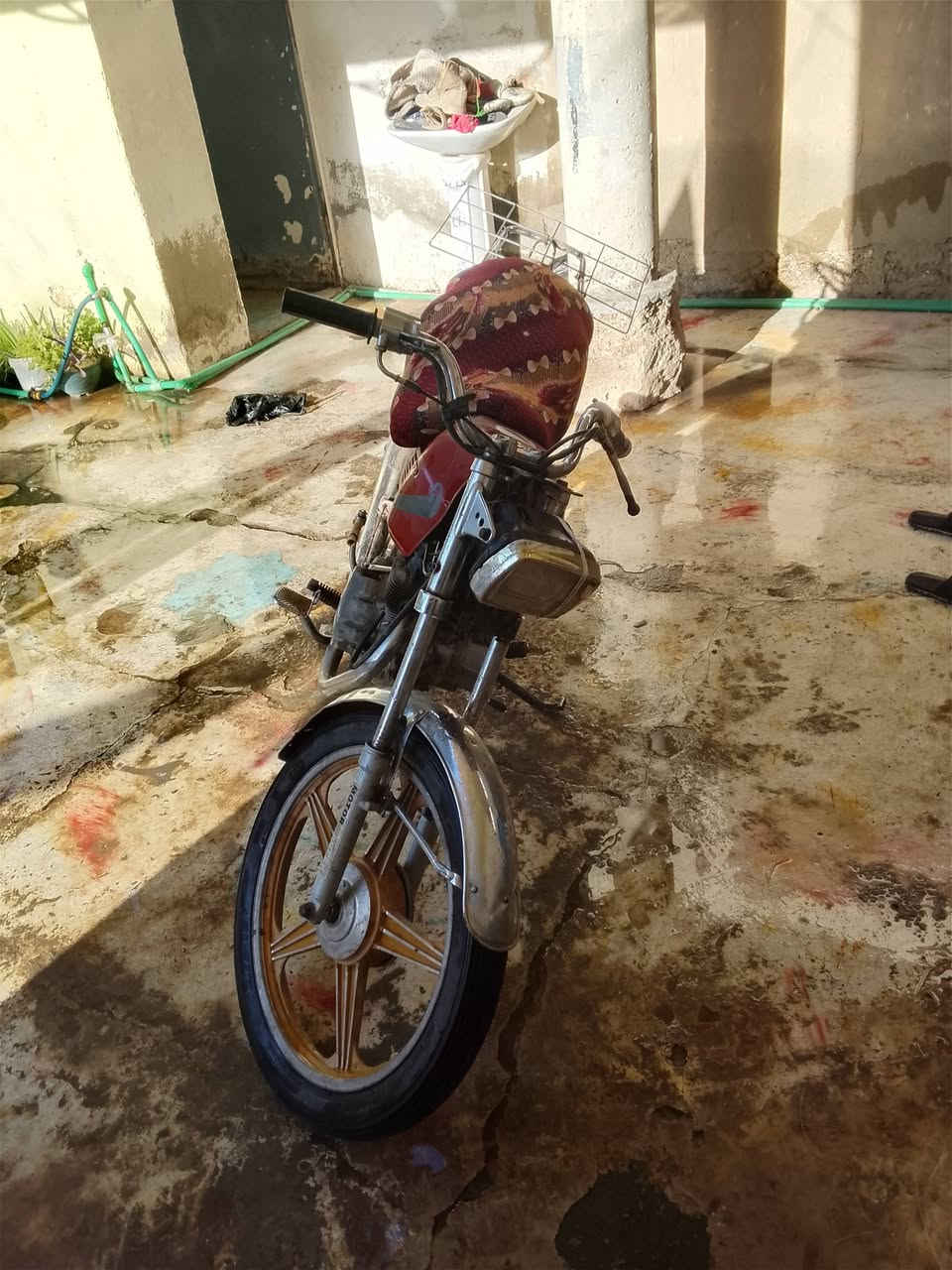 سلام عليكم دراجه نامه للبيع شغاله كلشي مابيها بس يرادلها تجفيت بستم لايت شغال دراجه خير من الله السعر 200 بيها مجال التفاصيل***********
