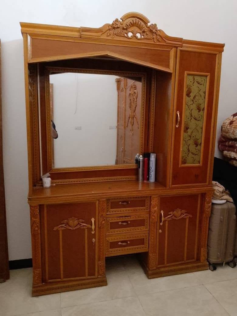 السلام عليكم 
غرفة تسكام خشب ٨ ملم استخدام قليل الغرفه جدا نضيفه مستعجل على بيعه بسبب النقل الي يريده يراسلني خاص او يتصل ويدلل الرقم ***********
