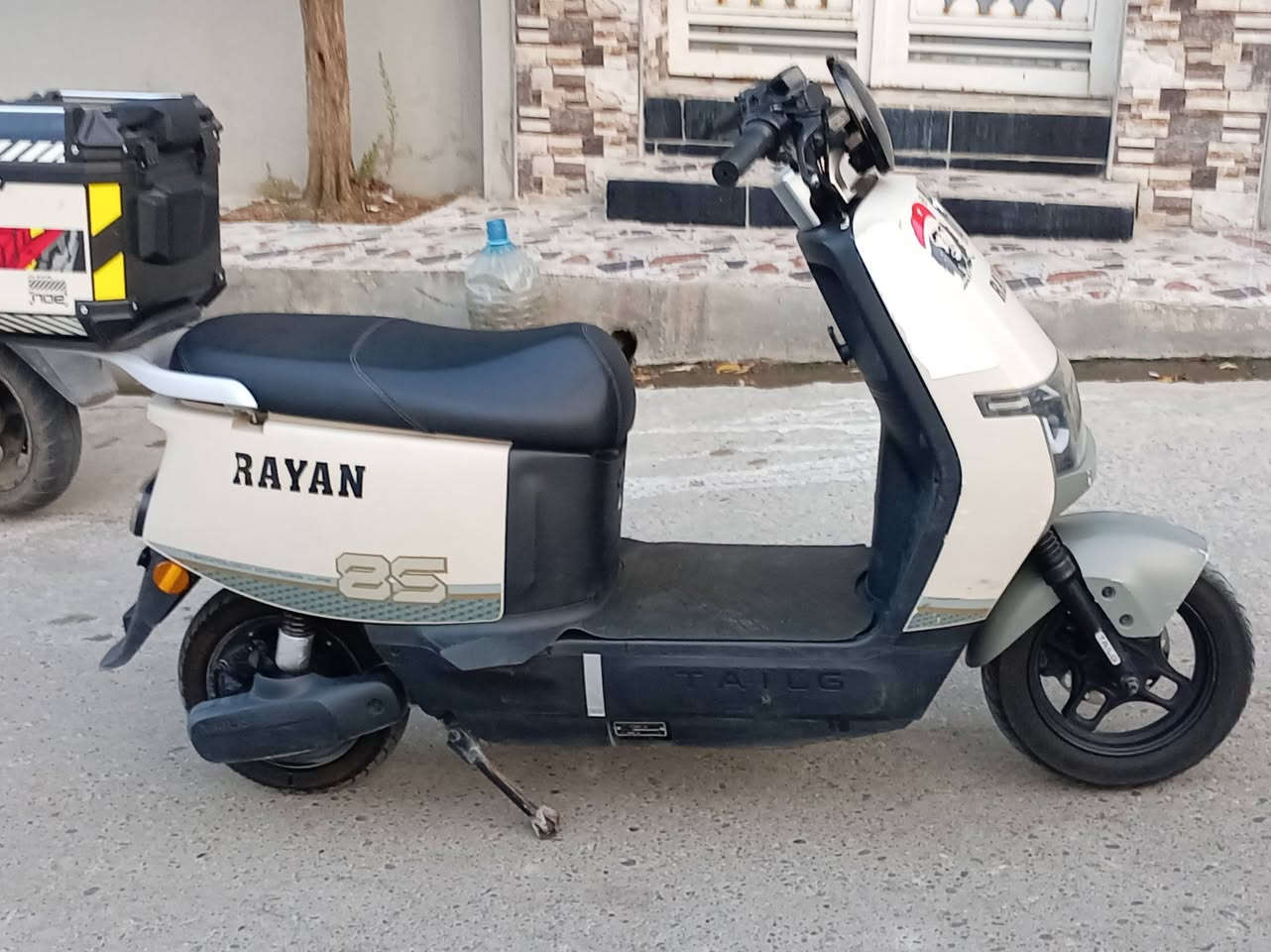 دراجه ريان ام عيون C2
دراجه نضافته 80/100 درع كدام فقط
الملف 2000W
سرعة 70 حقيقي شرط
يمشيك بين ال 60//55 كيلو
دبل بصمه دبل سويچ
صندوك الماطور ما مشتغل بي دلفري بس جمالية
النوقع موصل حي الحدباء
واتساب ***********
(السعر 700) وبي مجال لل طيبين

