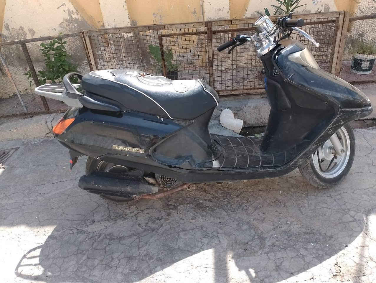 سبيسي ماليزي للبيع نضيفة حيل السعر 400 وبيها مجال بسيط مكاني الكوت العزة القديمة هذا  رقمي *********** ومتواجد خاص هم
