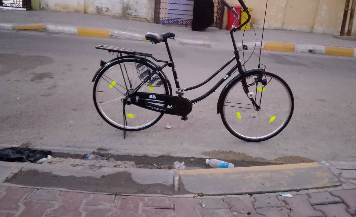 السلام عليكم بايسكل للبيع 
حجم 26 كل نقص ما بي 
بي دي لون اسود بلادي شركة 
موديل 2025 جديد تايرات جدد
جوابة جدد بريكات امامي خلفي 
السعر 120 وبي مجال عنوان واسط الصويرة 
مراسلة خاص او اتصال ***********
