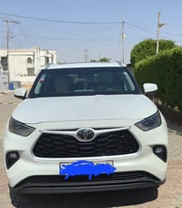 هايلندر 2022 XLE محرك 6مقاعد  جلد بيجي المواصفات :• بصمة تشغيل  فتحه س...