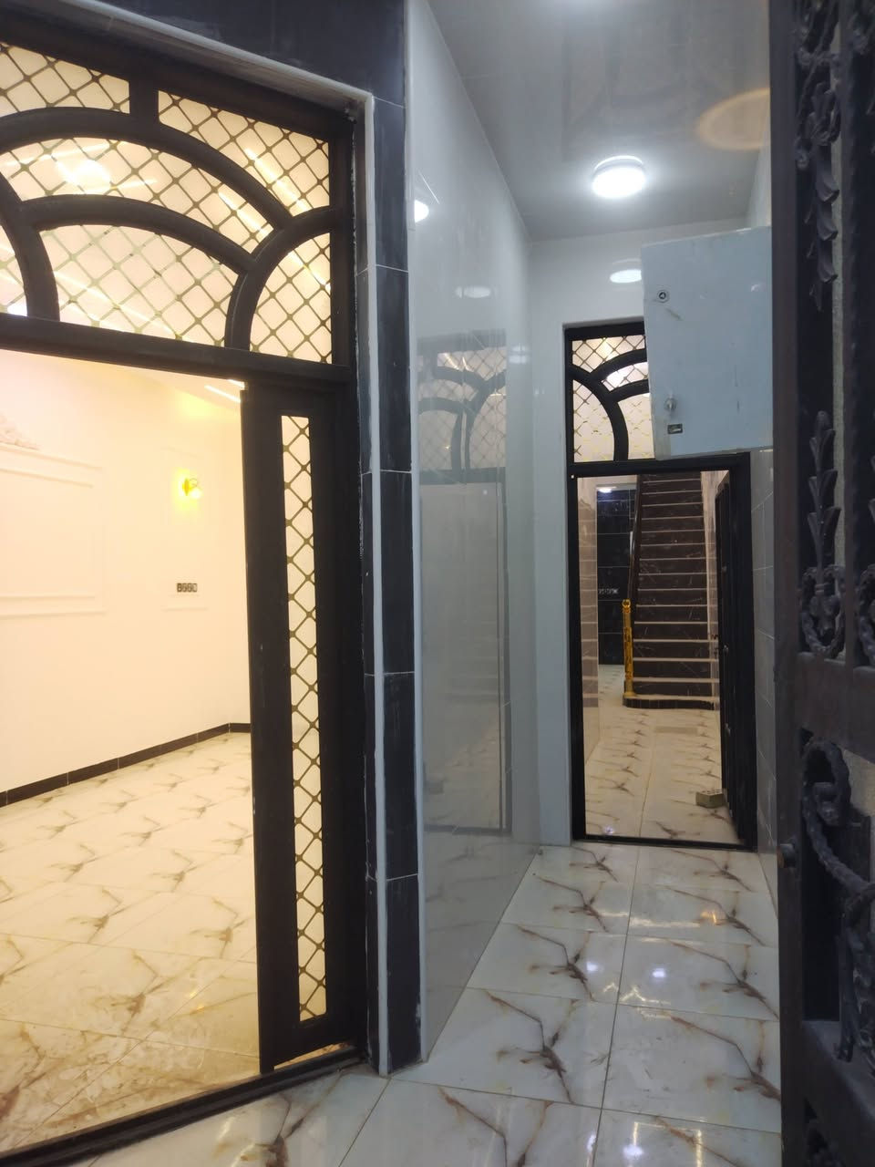 بيت للبيع  100  متر طابقين جديد ٣ غرفة شارع 15 متر منطقة 41477  التواصل***********
