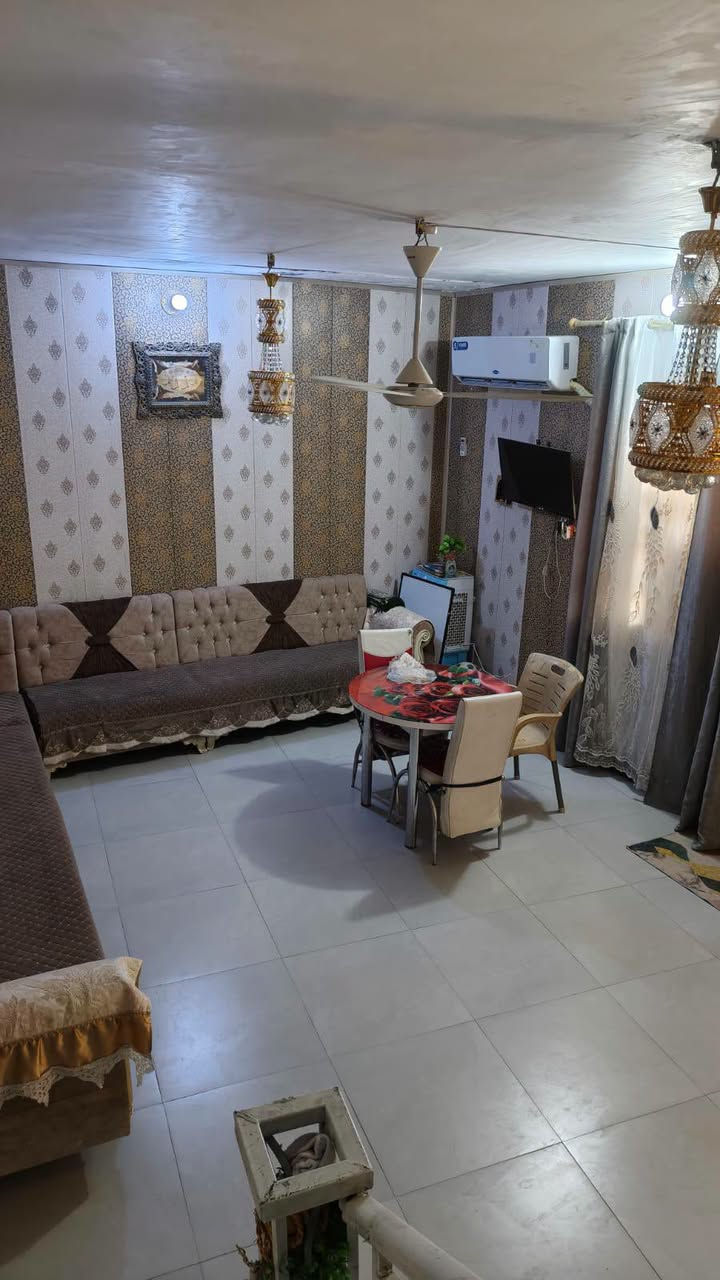 حياكم الله فرصة سكن ما تتعوض بيت مساحته 130م 
الناصرية حي السبل النزلة الأولى قريب على التبليط قرب مكتب الفرطوسي ثاني بيت عن الشارع العام كامل الخدمات ماء كهرباء ومجاري بالباب
البيت طابقين عكادة يتكون من 3 غرف وصالة واستقبال ومطبخ وصحيات خارجية وداخليه 
السعر 39 اخو البلاش 
للاستفسار راسل الصفحة أو حساب الواتساب ***********
