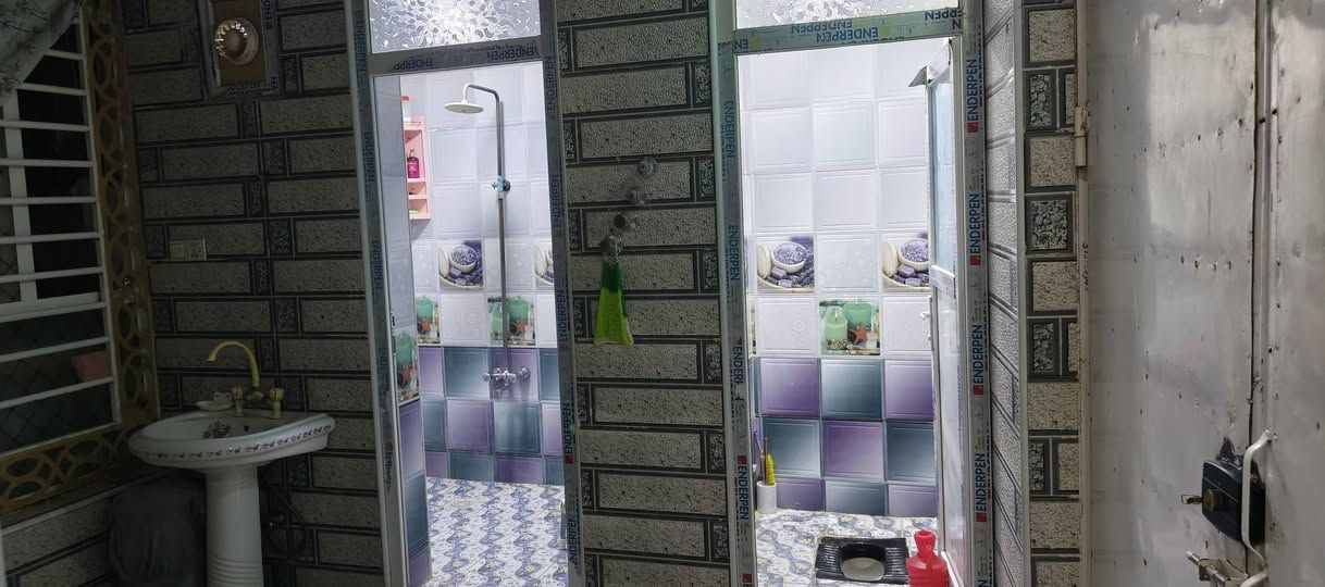 البيت البيع حي علوش قرب سيد كريم
البيت يحتوي على 2 غرف و صالة ومطبخ واستقبال ومناور عدد 2 مساحة البيت 150 زراعي بناء حديث ونضيف تفاصيل اكثر وتساب او مراسلة الصفحة ***********
