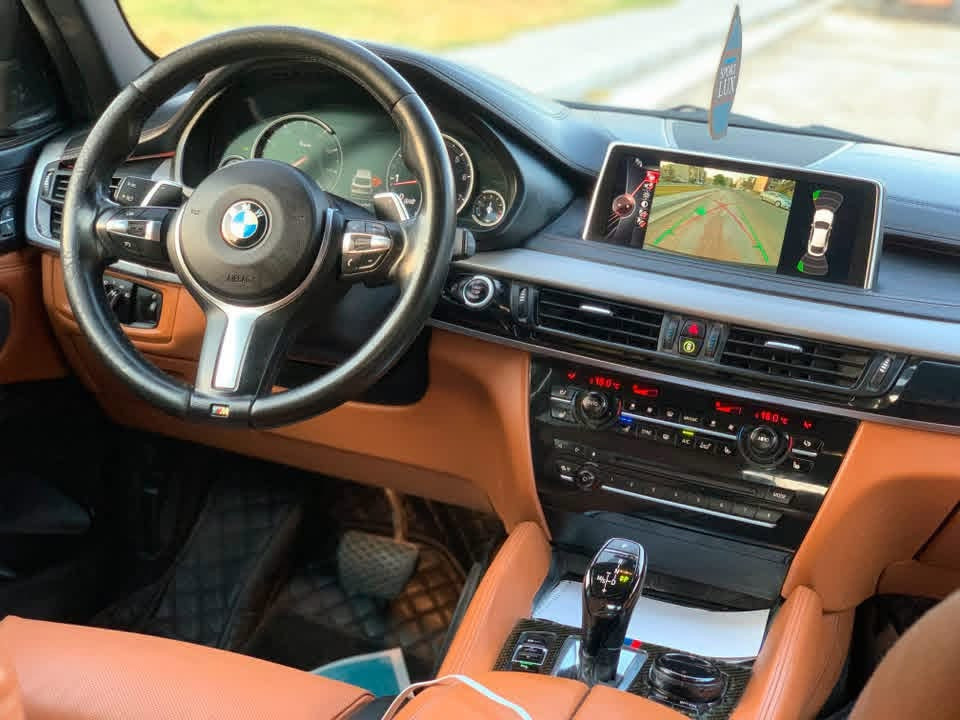 BMW. V8 M50  
2015 

وكاله العروش. مكفولة. من كلشي.  
ماشية 100 الف. 
رقم ارييل تحويل. ثاني يوم 
السيارة كلها كت ام.  
داخل. لونيين. 
السيارة. جديدة. كلش. 
بردات.   
بيبان شفط. 
فتحه. 
دخول. ذكي. 
3. شاشات. 
كشنات. تدفئة تبريد. 
داته شو. 
السيارة. هواية مواصفات بيها.   
بغداد اليرموك ***********
