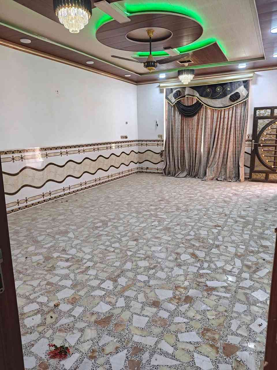 للبيع بيت 200م حي النداء شارع قنبر قرب مول حكايه ثاني بيت عن شارع... صب كونكريت غرفتين كاشي صطح شتاكير سعر 120 طابو صرف حر بيع مستعجل ☎️ ***********
