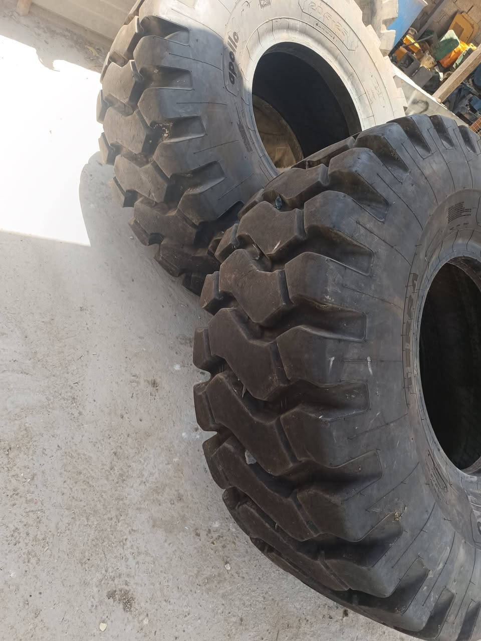 للبيع زوج تاير حجم ثمانين هندي ابو لغم ***********
