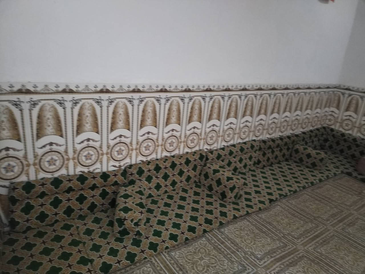 السلام عليكم جلسه للبيع في كربلاء حي النضال السعر100وبيها مجال الطول 5ونص ولعرض 3ونص الرقم ***********متواجد واتساب
