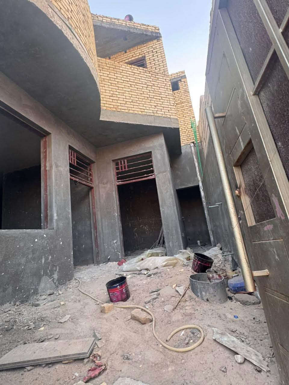 إعلان بيع منزل مميز في الناصرية
 الموقع: حي الرحمن، قرب بيت الزيناويه (ثالث بيت عن الشارع الرئيسي، مقابل المحلات الجديدة).
 المساحة: 100 متر مربع.
 البناء الأساسي: صب كونكريت مسلح بالكامل.
تفاصيل ومواصفات البيت:
 الغرف: 4 غرف نوم واسعة.
 الاستقبال: استقبال كبير ومناسب للضيوف.
 الصالات: صالتين معيشة بتصميم عملي.
 المرافق الصحية: 4 حمامات متكاملة.
 الطارمة: طارمة كبيرة وواسعة مع بابين شارع رئيسيين لتسهيل الحركة.
 السطح: مفروش "اشتايكر" دراجة أصلية الأولى لضمان العزل والحماية.
 الخدمات: متوفر ماء، مجاري، وكهرباء كاملة (ناقص التشطيبات النهائية: التخمير والسيراميك فقط).
للإستفسار ومعرفة السعر أو الترتيب للمعاينة، يرجى التواصل عبر الرقم (***********).
