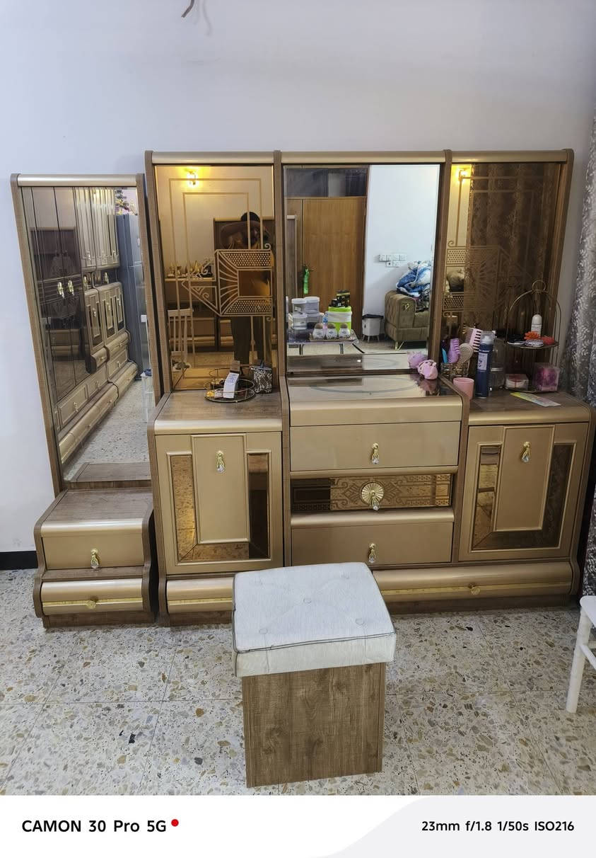 للبيع غرفة نوم تركيه جديده مامستعمله هواي غرفه ضخمه ١٢ قطعه المكان بغداد رايدها بمليونين ونص الجديده مالتها ب ثلاث ملايين ونص للتواصل ***********
