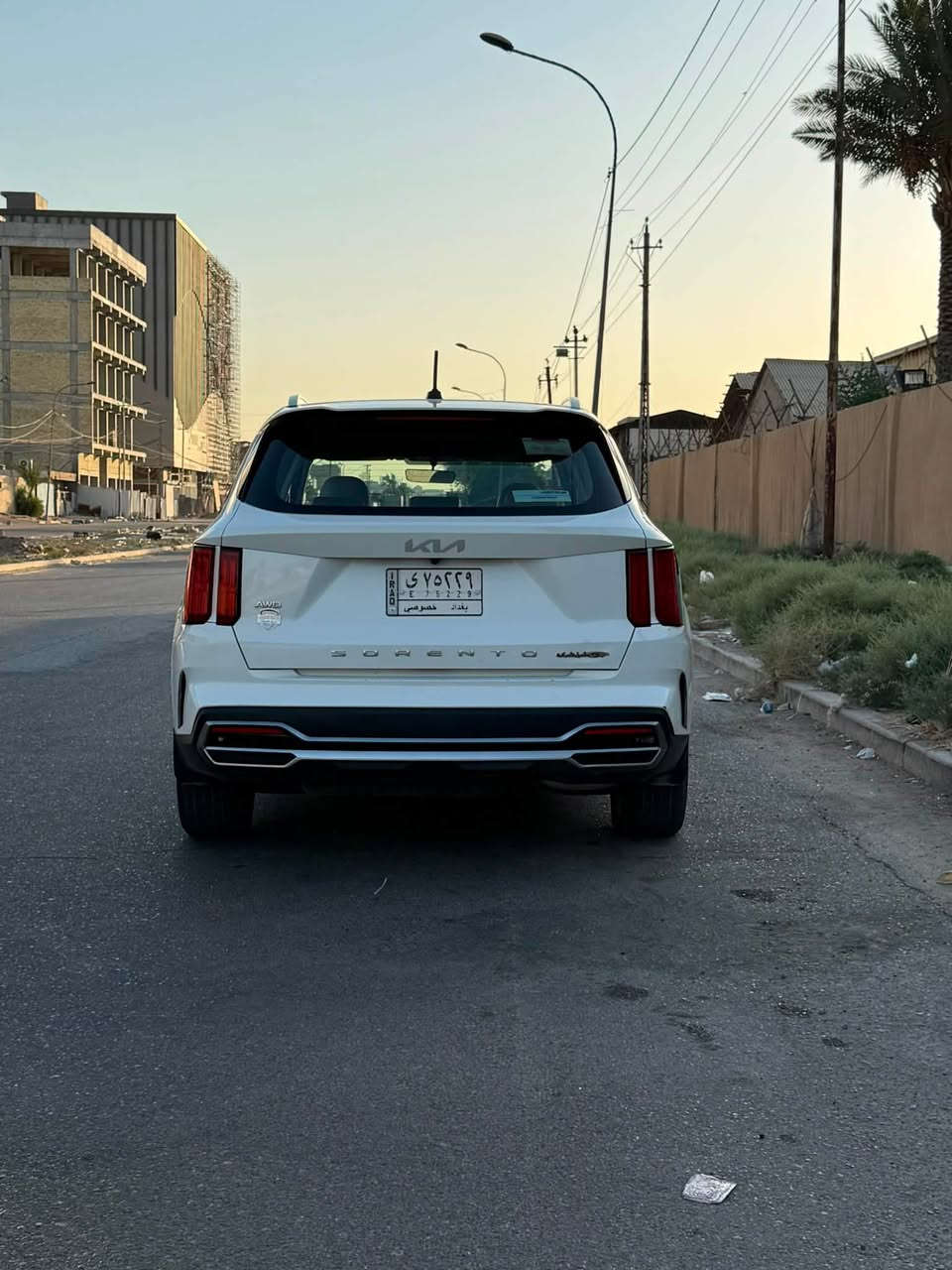 السلام عليكم كيا سورينتو موديل 2022 للبيع
اخوان السيارة خليجي بيها كم طخه 
محرك v6
السياره فول مواصفات يعني اعله شي بلسورينتو شتريد بيهه 

- دفع رباعي 4WD ‼️
- حساسات أمامية 
- حساسات خلفية
- لايت زينون 3 عدسات + LED 
- بانوراما ❗️
- مفتاح التشغيل بصمة
- تشغيل عن بعد 
- فتح الصندوق كهرباء
- دشبول شاشة
- عرض الكاميرا في الدشبول
- شاشة Apple Car play ❗️
- 4 كاميرات  360ْ ‼️
- الانارة الداخلية LED
- حركة المقاعد الأمامية كهرباء
- تدفئة وتبريد المقاعد الأمامية 
- تتسع المقصورة ل(7) ركاب
- مثبت السرعة Cruise
- المودات والأوامر الصوتية
- أوضاع القيادة  Drive Mode
- فحص أنظمة السيارة 
- حساسات ضغط اطارات 
- شفتات مقود
- 3 قطع تبريد 
- هاند بريك بصمة 
- ا ABS
 - ا ISO Fex-ايزو فكس
- نظام مانع الانزلاق
- نظام نزول المنحدرات 
- اشارة في المرايا الجانبية
- مخرج منفذ الطاقة ⚡
- ا  Bluetooth / USB
- بردات أبواب خلفية
- كير ماوس
- كامرات عند الاشارة
- اوتو هولد
‎
 وبقيه المواصفات السورنتو المعروفه 
السياره ضمان الشركه الدوليه العراقيه 
تبديل الدهن كله بلشركه 
السياره ماشيه  80 الف كيلو  مكان السياره حي القاهرة 
  سعر السياره 27,900$(279ورقه ) وبيها مجال بسيط
رقمي  ***********
