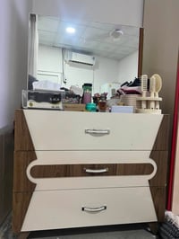 ميز تواليت • نظيف • بلا عيب