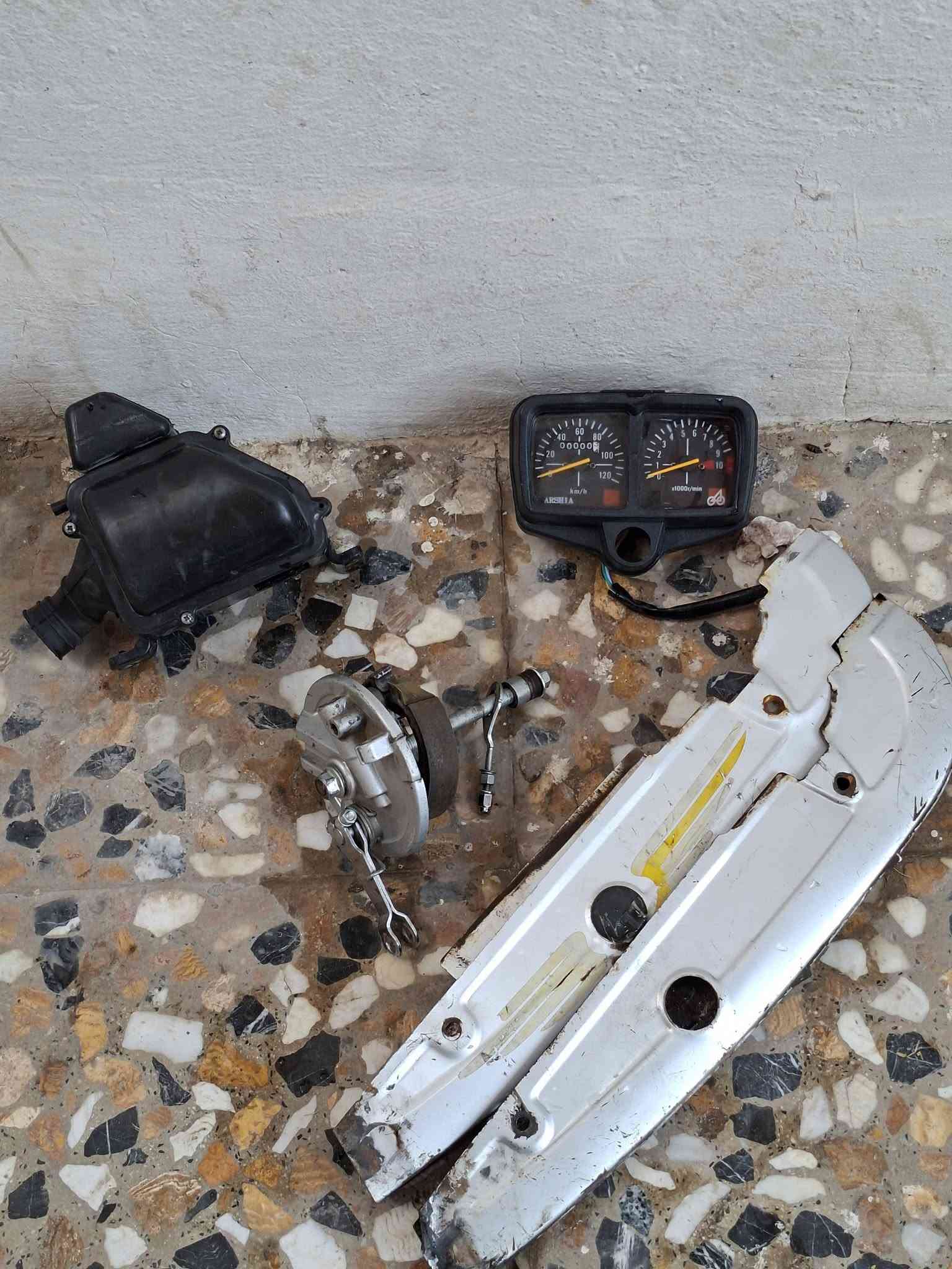 سلام عليكم غراض للبيع 
دبلات خلفية 
ويل اربعة كير هوه ودشلية 
ويل دبل سيم كامل 
جاملغ امامي 
مميات امامية 
ستيرن 
شوتة 
دشبول 
طبلة امامية 
راسطة باكستاني ثقيل 
راسطة ثانية 
صالنصة هية وشيال مالتة
حي الامين ***********
