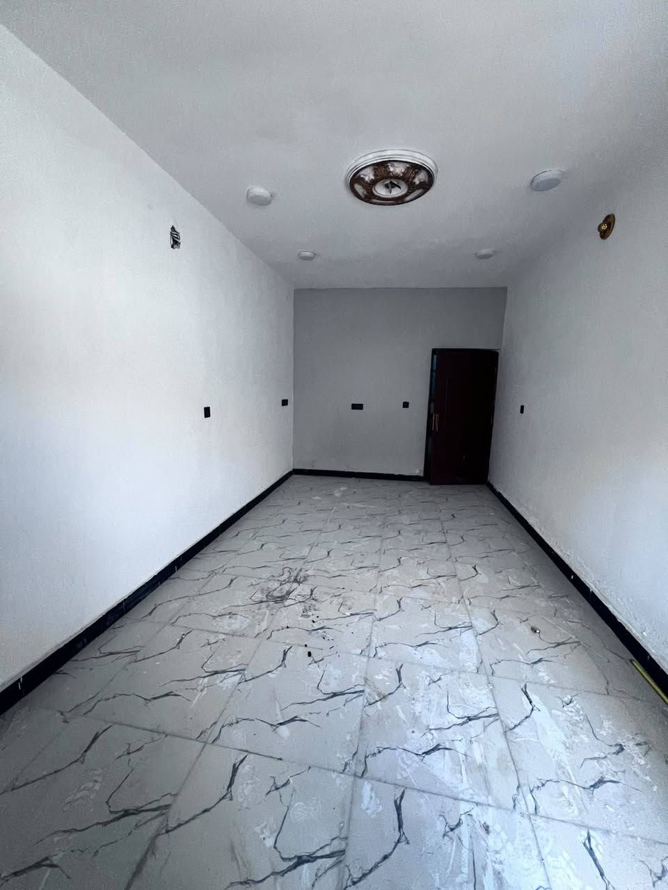 منزل ١٥٠ متر واجهته ٦ متر ونزال ٢٥ يحتوي على كراج  و استقبال مع مطبخ بارد ومطبخ حار وصالةوغرفة
منزل ١٥٠ متر واجهته ٦ متر ونزال ٢٥ يحتوي على كراج  و استقبال مع مطبخ بارد ومطبخ حار وصالةوغرفة 
ومنور والطابق الثاني يحتوي على غرفتين وصالة 
المكان الرئاسة مجاور بيت الحافظ للاستفسار التواصل على رقم الهاتف 
***********
